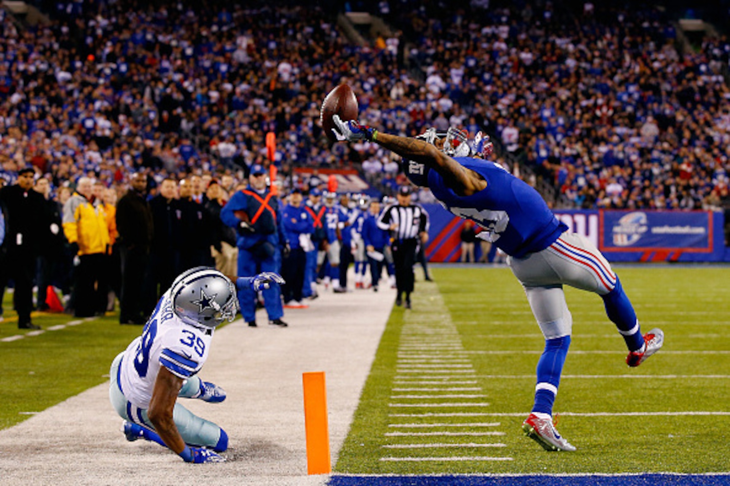EAST RUTHERFORD, NJ - NOVEMBER 23:  Odell Beckham #13 of the New York Giants scores a touchdown in the second quarter against Brandon Carr #39 of the Dallas Cowboys  at MetLife Stadium on November 23, 2014 in East Rutherford, New Jersey.  (Photo by Al Bel