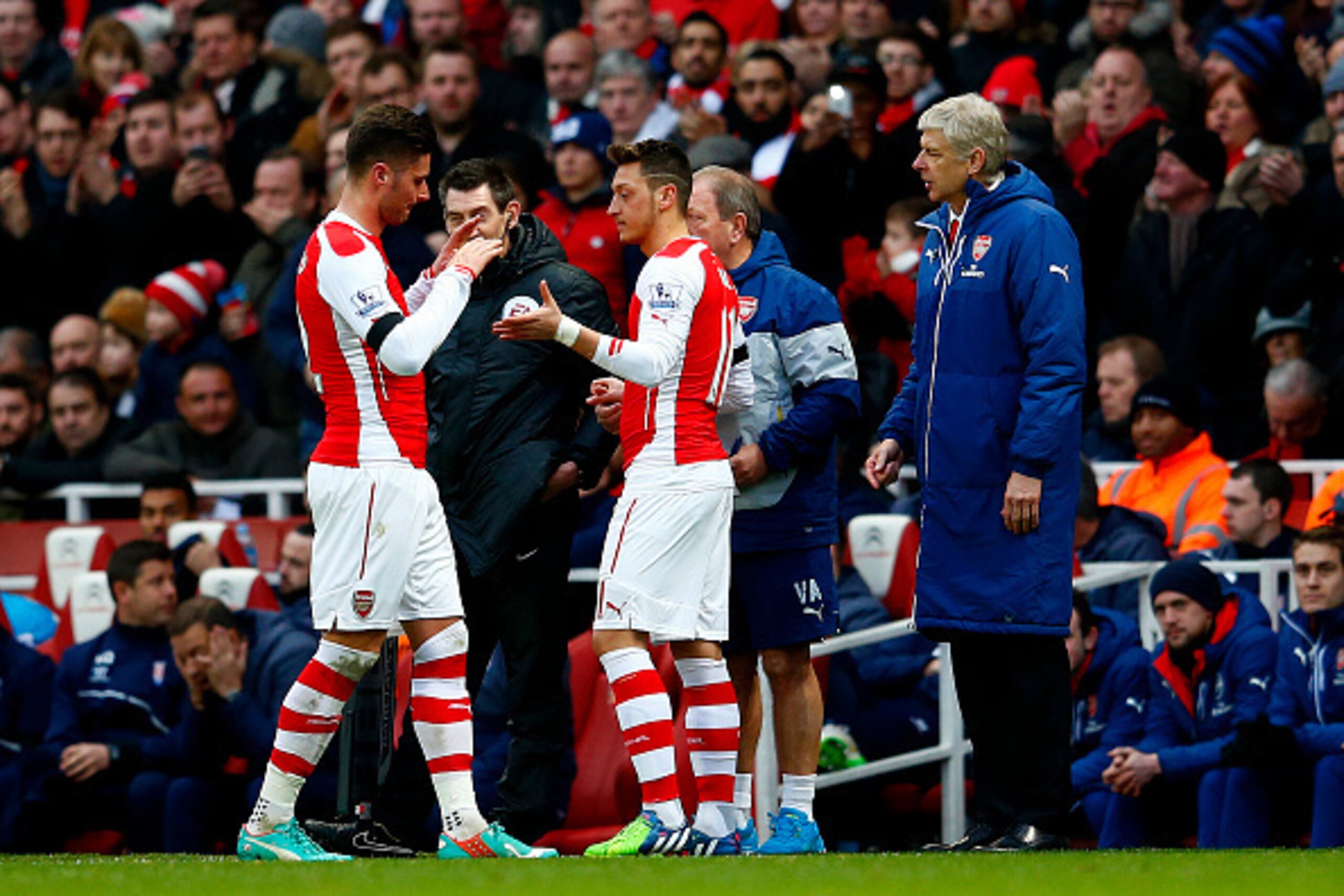 LONDON, ENGLAND - JANUARY 11:  Arsene Wenger, manager of Arsenal looks on as Mesut Oezil of Arsenal replaces Olivier Giroud of Arsenal during the Barclays Premier League match between Arsenal and Stoke City at Emirates Stadium on January 11, 2015 in Londo