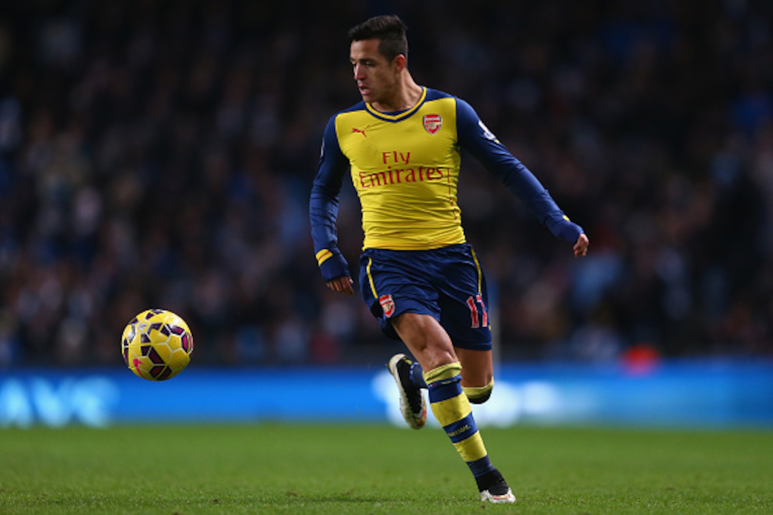 MANCHESTER, ENGLAND - JANUARY 18: Alexis Sanchez of Arsenal during the Barclays Premier League match between Manchester City and Arsenal at the Etihad Stadium on January 18, 2015 in Manchester, England.  (Photo by Michael Steele/Getty Images)