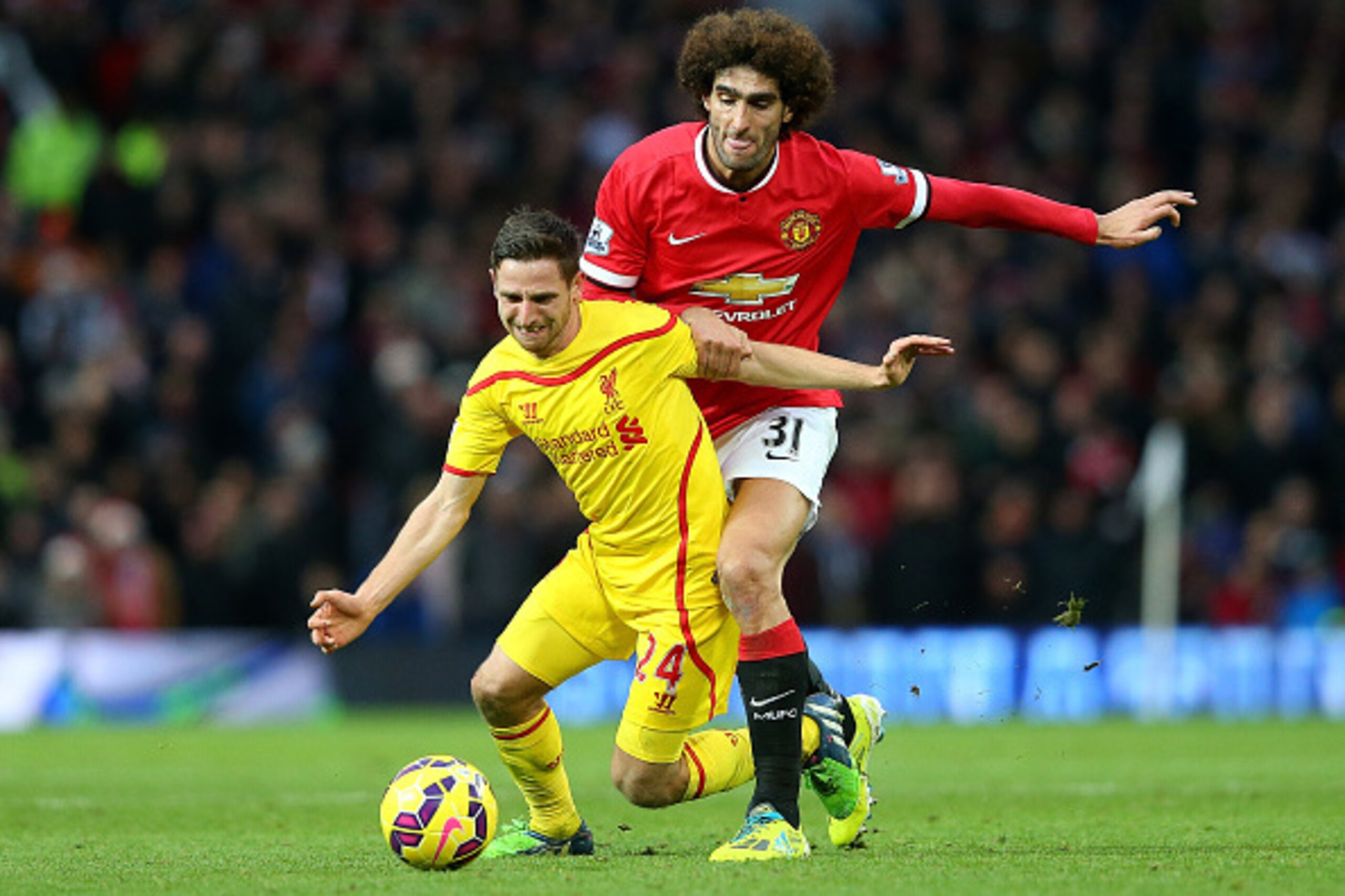 MANCHESTER, ENGLAND - DECEMBER 14:  Marouane Fellaini of Manchester United challenges Joe Allen of Liverpool during the Barclays Premier League match between Manchester United and Liverpool at Old Trafford on December 14, 2014 in Manchester, England.  (Ph