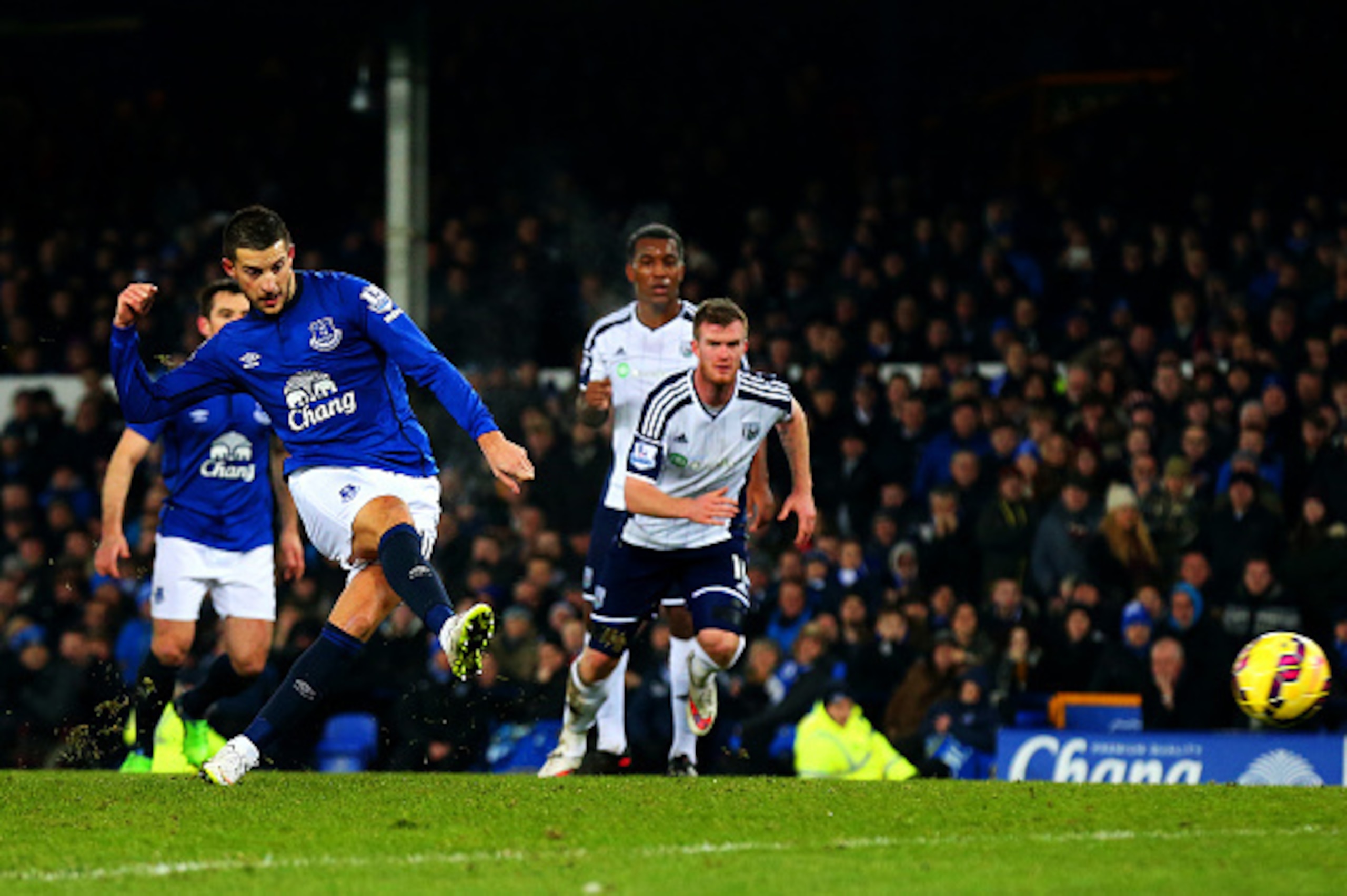LIVERPOOL, ENGLAND - JANUARY 19:  Kevin Mirallas of Everton misses a penalty during the Barclays Premier League match between Everton and West Bromwich Albion at Goodison Park on January 19, 2015 in Liverpool, England.  (Photo by Alex Livesey/Getty Images