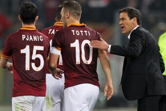 ROME, ITALY - MARCH 17:  Francesco Totti and Miralem Pjanic of AS Roma speak with head coach Rudi Garcia during the Serie A match between AS Roma and Udinese Calcio at Stadio Olimpico on March 17, 2014 in Rome, Italy.  (Photo by Paolo Bruno/Getty Images)