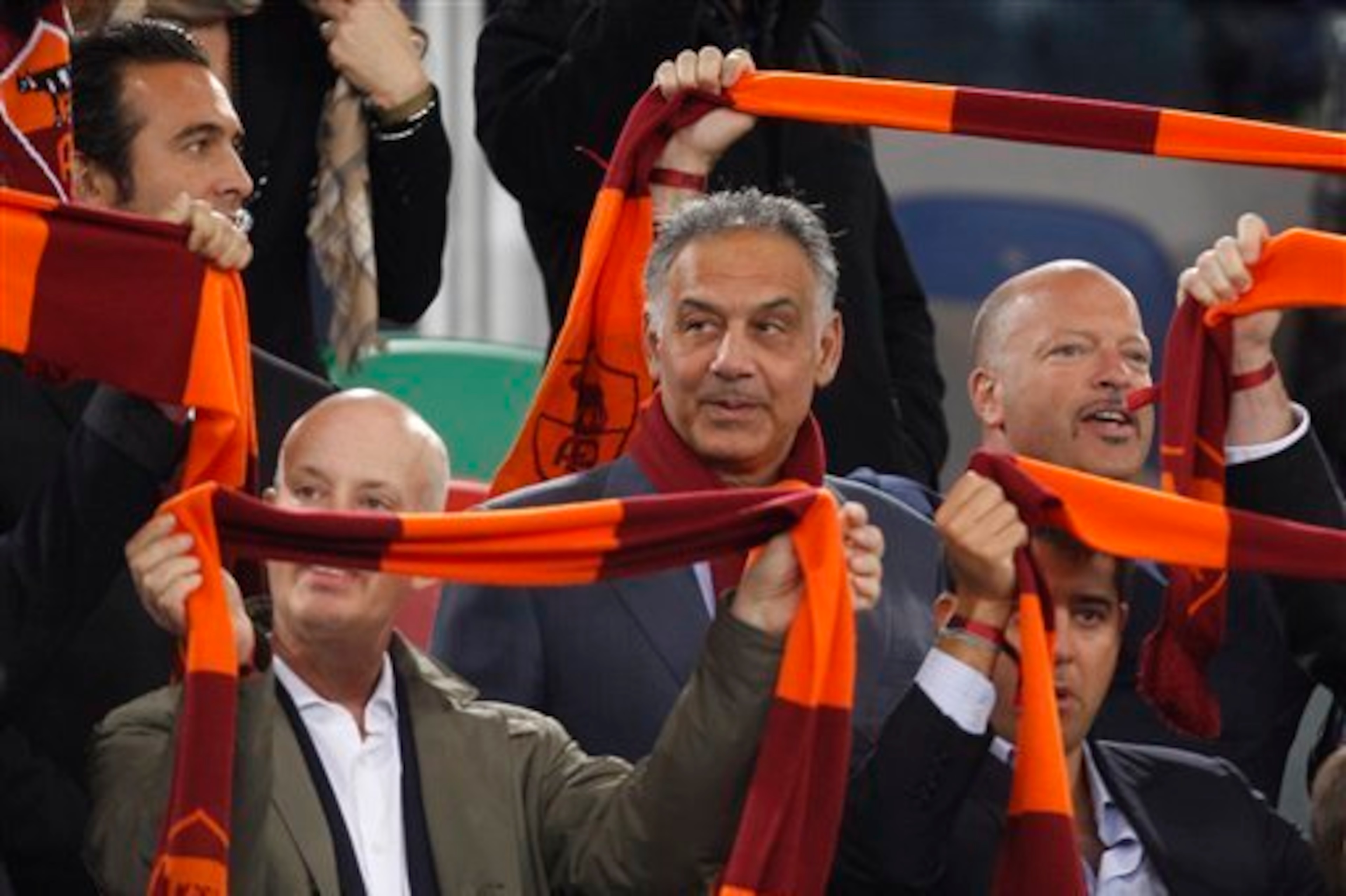 Roma owner James Pallotta (centre)