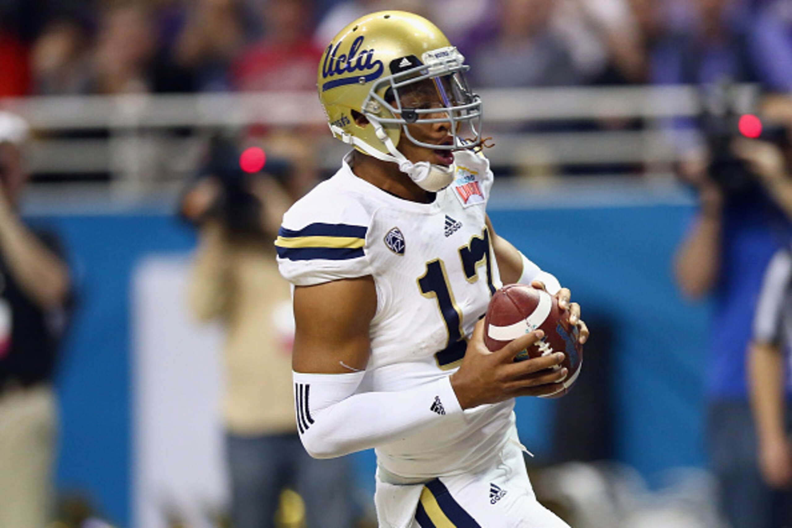 SAN ANTONIO, TX - JANUARY 02:  Brett Hundley #17 of the UCLA Bruins runs for a touchdown against the Kansas State Wildcats in the first quarter during the Valero Alamo Bowl at Alamodome on January 2, 2015 in San Antonio, Texas.  (Photo by Ronald Martinez/