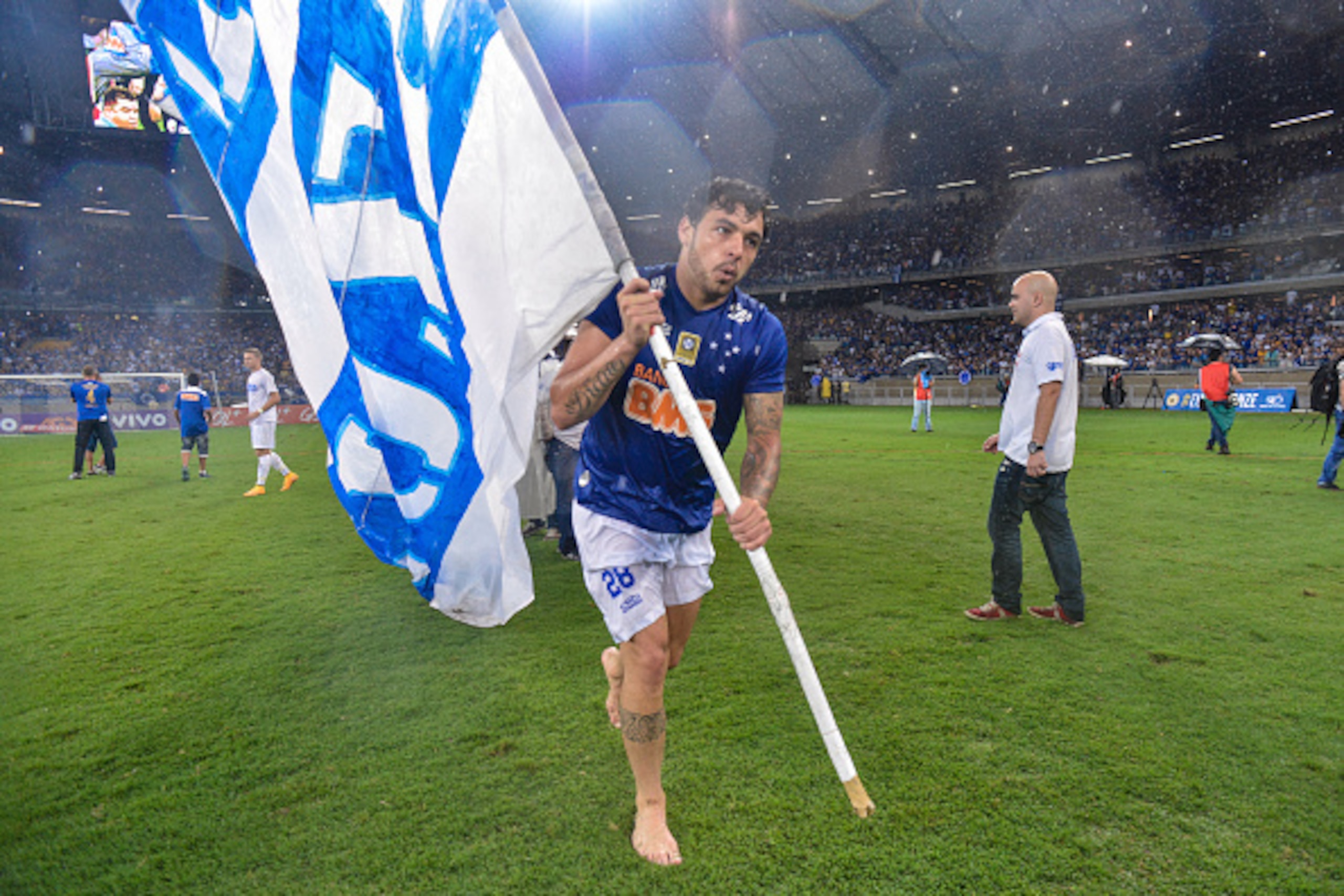 BELO HORIZONTE, BRAZIL - NOVEMBER 23: Ricardo Goulart #28 of Cruzeiro celebrates after the game against Goias during a match between Cruzeiro and Goias as part of Brasileirao Series A 2014 at Mineirao stadium on November 23, 2014 in Belo Horizonte, Brazil
