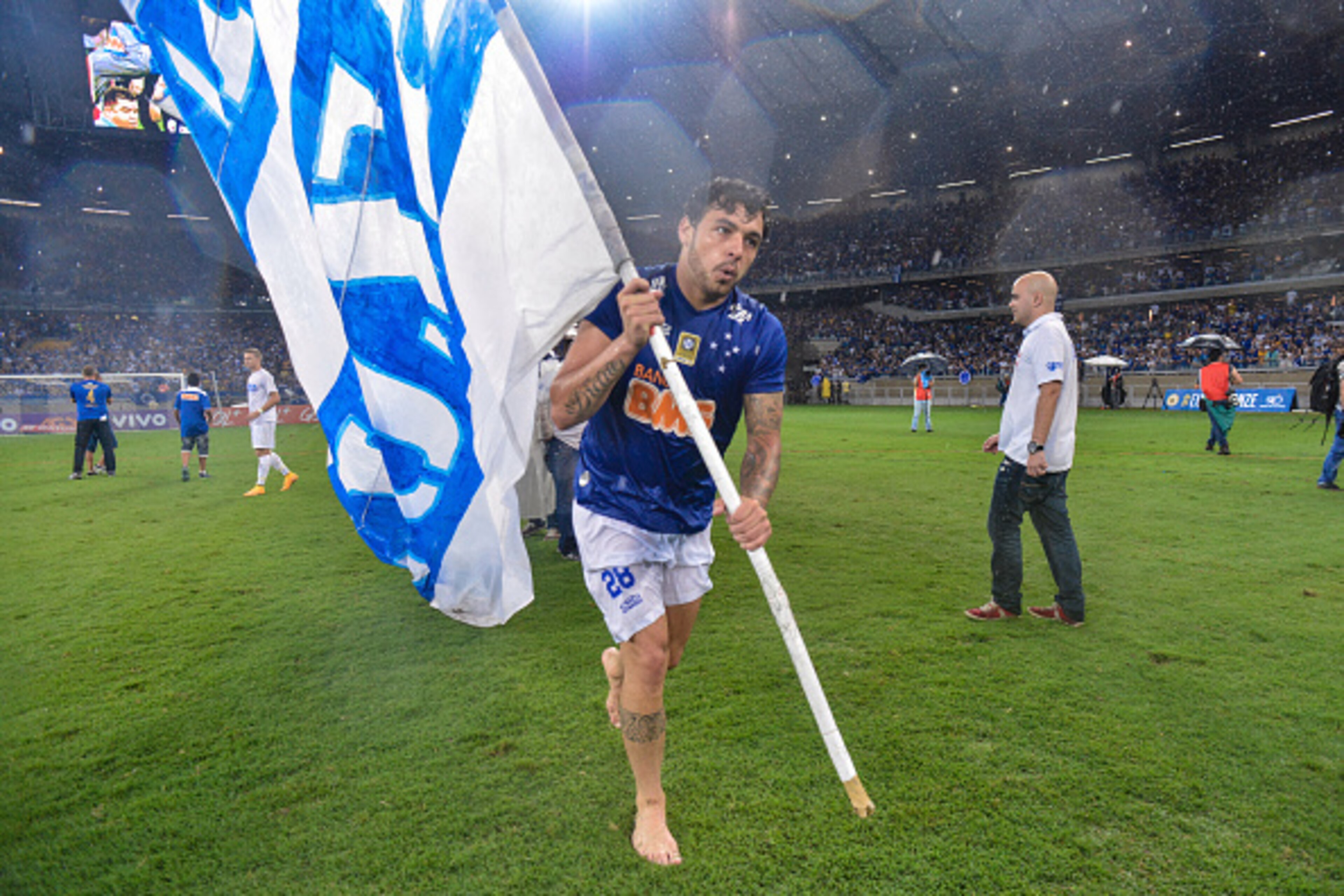 BELO HORIZONTE, BRAZIL - NOVEMBER 23: Ricardo Goulart #28 of Cruzeiro celebrates after the game against Goias during a match between Cruzeiro and Goias as part of Brasileirao Series A 2014 at Mineirao stadium on November 23, 2014 in Belo Horizonte, Brazil