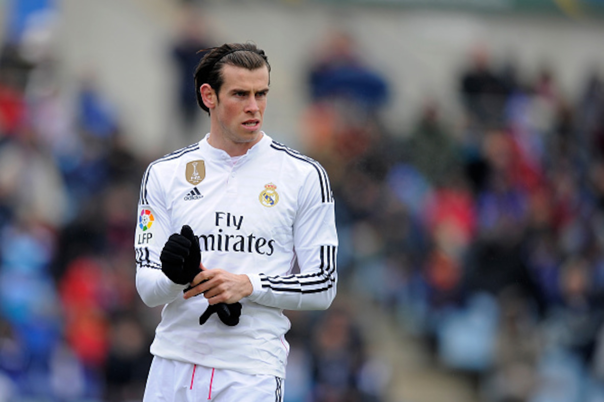 GETAFE, SPAIN - JANUARY 18:  Gareth Bale of Real Madrid puts on his gloves during the La Liga match between Getafe CF and Real Madrid CF at Coliseum Alfonso Perez stadium on January 18, 2015 in Getafe, Spain.  (Photo by Denis Doyle/Getty Images)