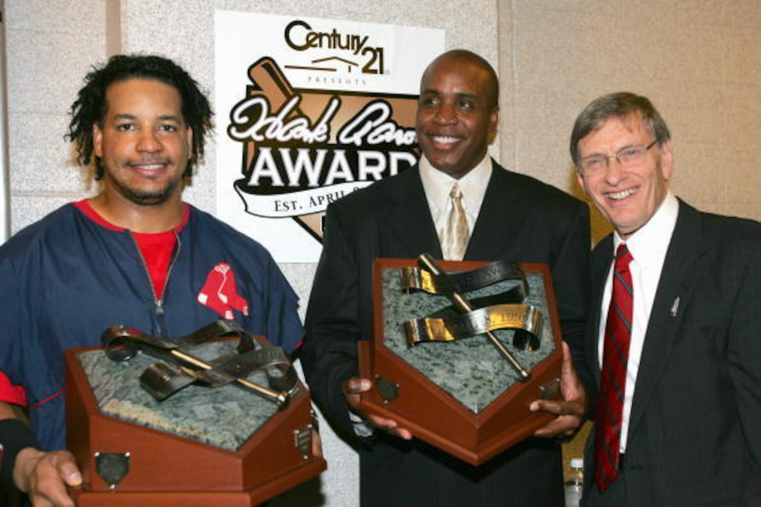 ST LOUIS - OCTOBER 27:  Baseball Commissioner Allan H. (Bud) Selig poses with the winners of the Hank Aaron Awards, (best overall offensive performer of 2004 in League), Barry Bonds of the San Francisco Giants and Manny Ramirez of the Boston Red Sox, befo