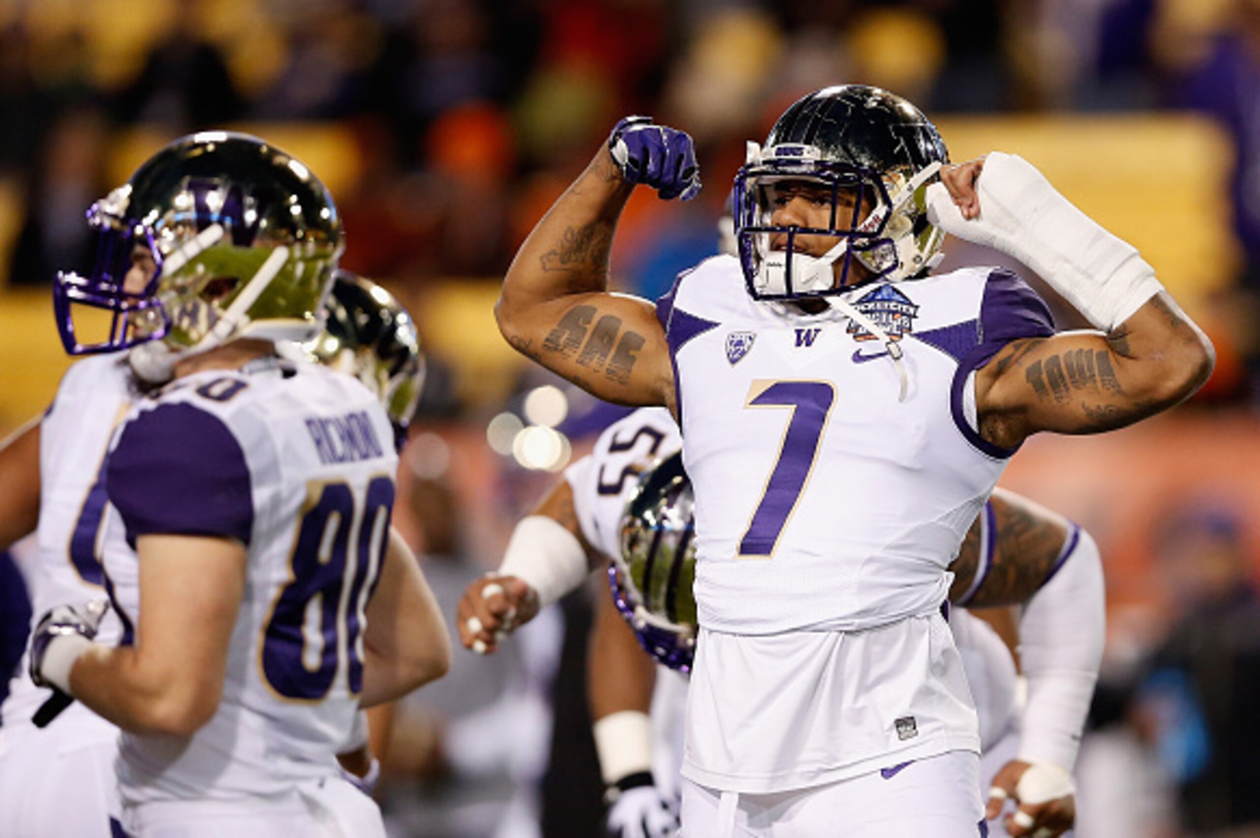 TEMPE, AZ - JANUARY 02:  Linebacker Shaq Thompson #7 of the Washington Huskies flexes as he warms up before the TicketCity Cactus Bowl against the Oklahoma State Cowboys at Sun Devil Stadium on January 2, 2015 in Tempe, Arizona.  (Photo by Christian Peter
