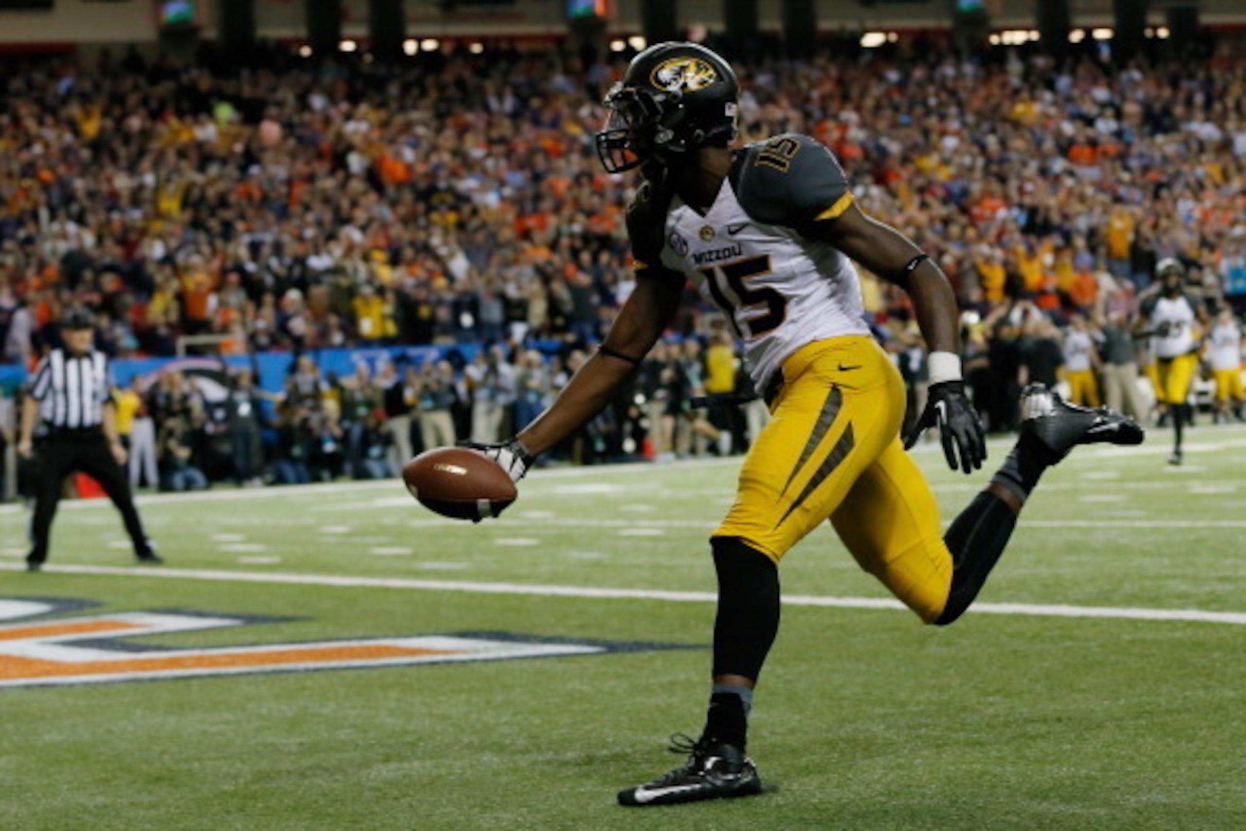 ATLANTA, GA - DECEMBER 07: Dorial Green-Beckham #15 of the Missouri Tigers scores a touchdown in the second quarter against the Auburn Tigers during the SEC Championship Game at Georgia Dome on December 7, 2013 in Atlanta, Georgia.  (Photo by Kevin C. Cox