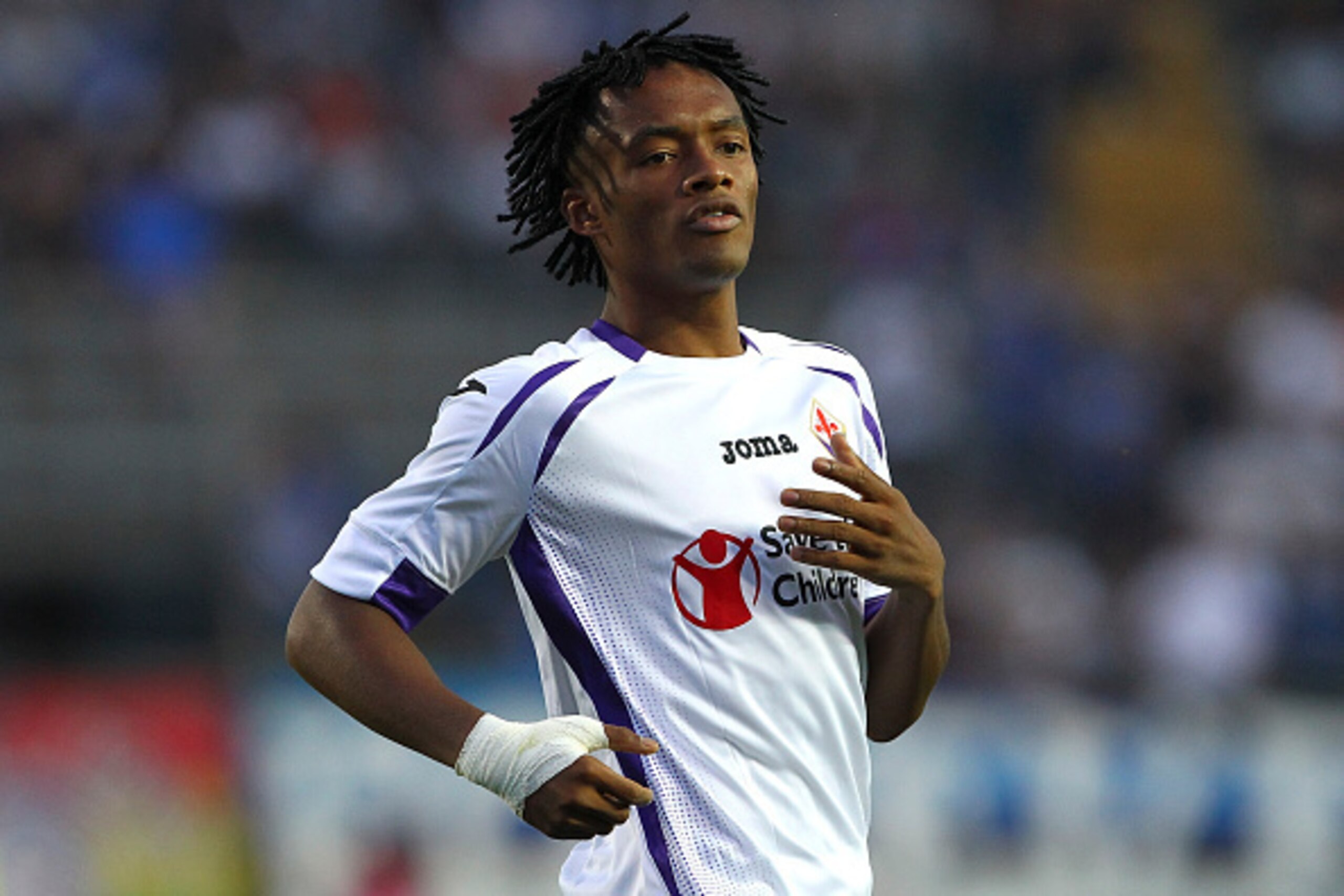 BERGAMO, ITALY - SEPTEMBER 21:  Juan Cuadrado of ACF Fiorentina looks on during the Serie A match between Atalanta BC and ACF Fiorentina at Stadio Atleti Azzurri d'Italia on September 21, 2014 in Bergamo, Italy.  (Photo by Marco Luzzani/Getty Images)