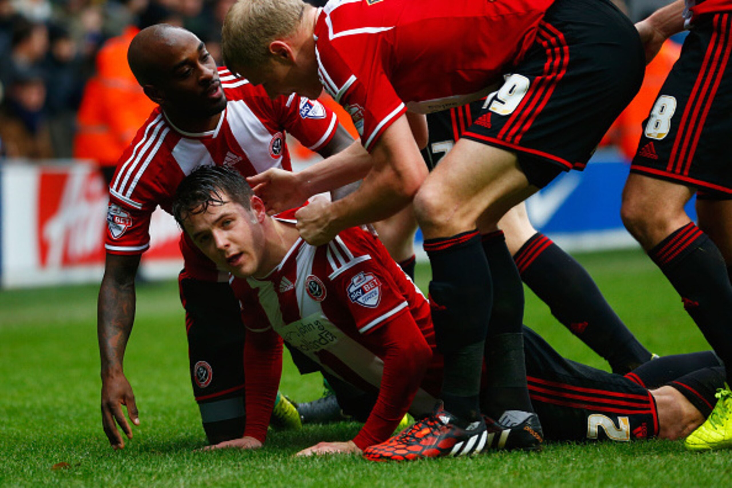LONDON, ENGLAND - JANUARY 04:  Marc McNulty of Sheffield United (2L) celebrates with team mates as he scores their first goal during the FA Cup Third Round match between Queens Park Rangers and Sheffield United at Loftus Road on January 4, 2015 in London,