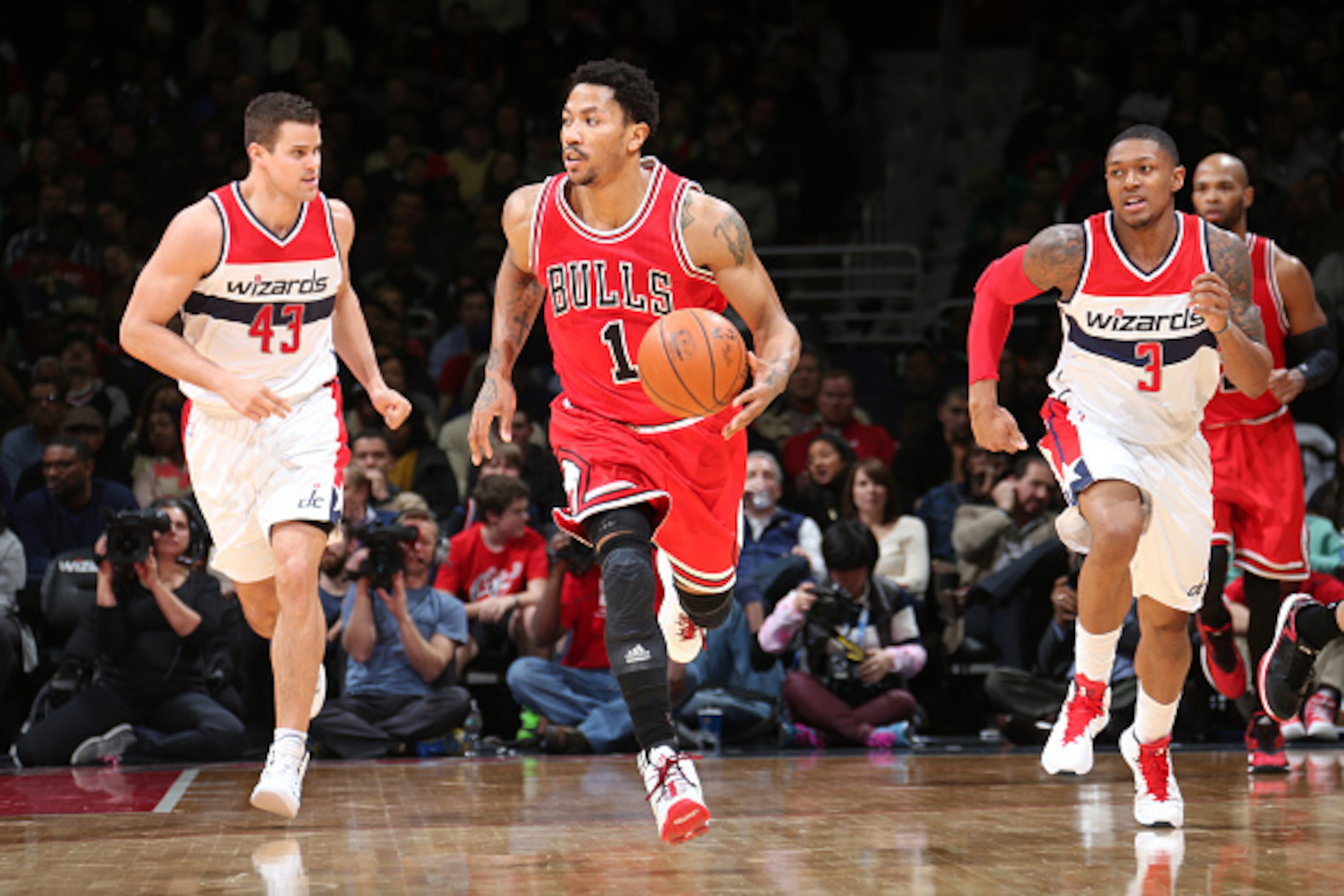 WASHINGTON, DC -  JANUARY 9:  Derrick Rose #1 of the Chicago Bulls handles the ball against the Washington Wizards during the game on January 9, 2015 at Verizon Center in Washington, DC. NOTE TO USER: User expressly acknowledges and agrees that, by downlo