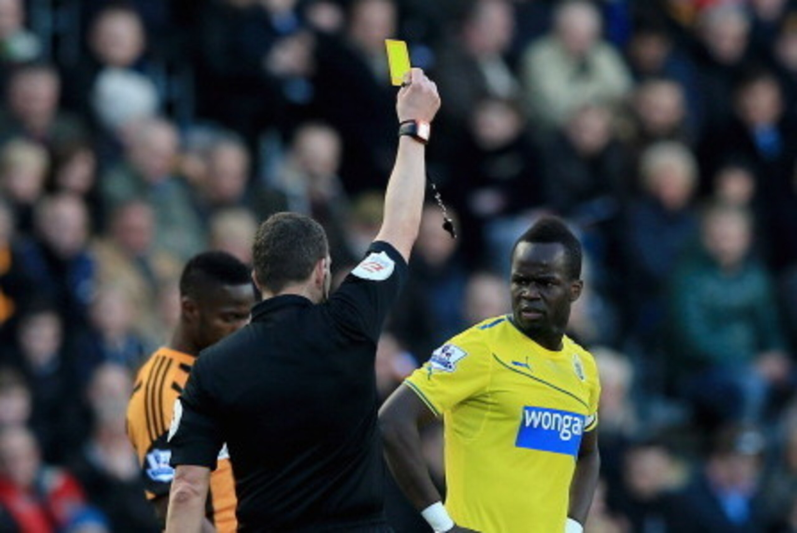 HULL, ENGLAND - MARCH 01:  Cheik Ismael Tiote of Newcastle United is shown a yellow card by referee Kevin Friend during the Barclays Premier League match between Hull City and Newcastle United at KC Stadium on March 1, 2014 in Hull, England.  (Photo by Ma