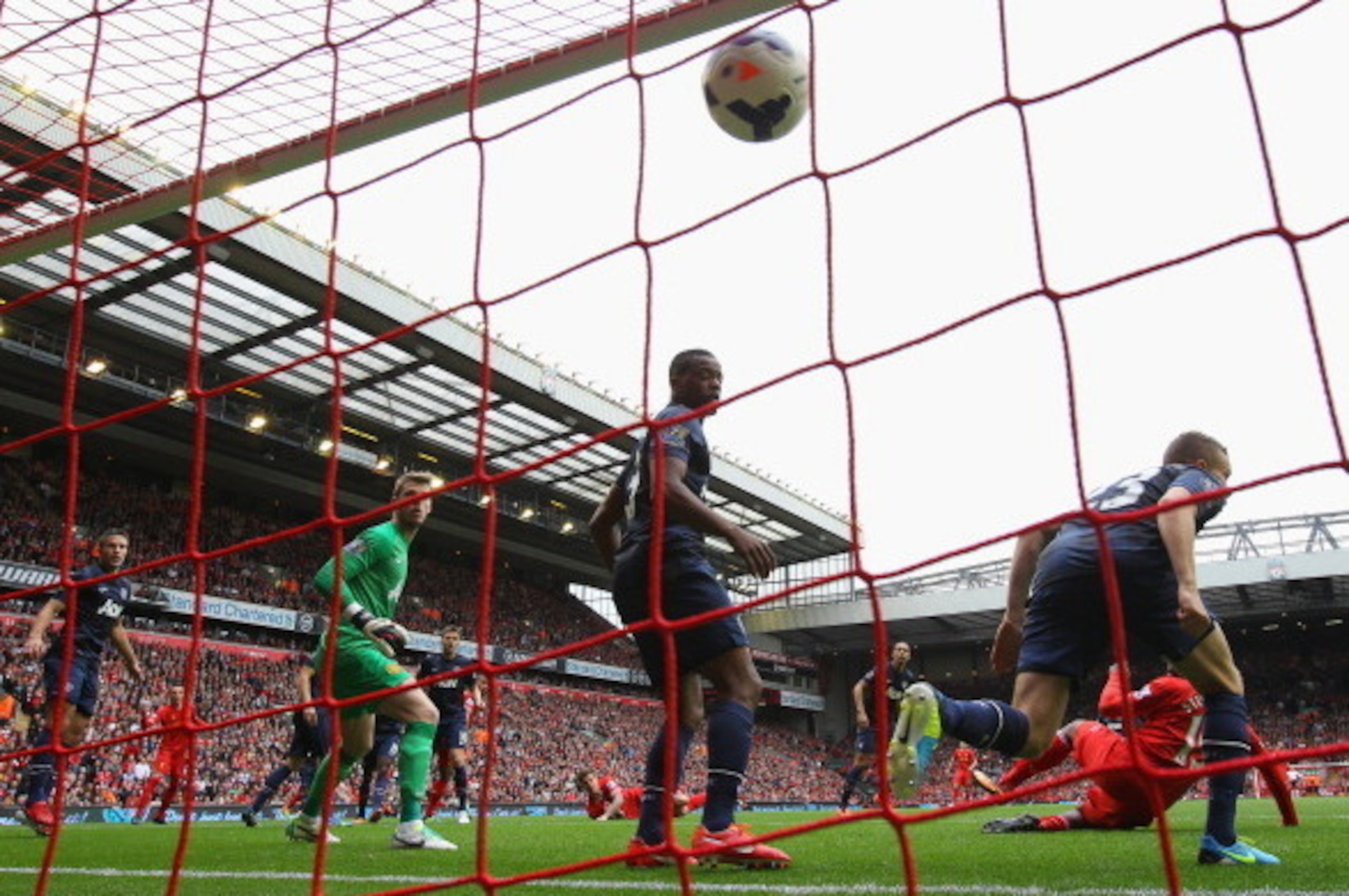 LIVERPOOL, ENGLAND - SEPTEMBER 01:  Daniel Sturridge of Liverpool scores the opening goal during the Barclays Premier League match between Liverpool and Manchester United at Anfield on September 01, 2013 in Liverpool, England.  (Photo by Alex Livesey/Gett