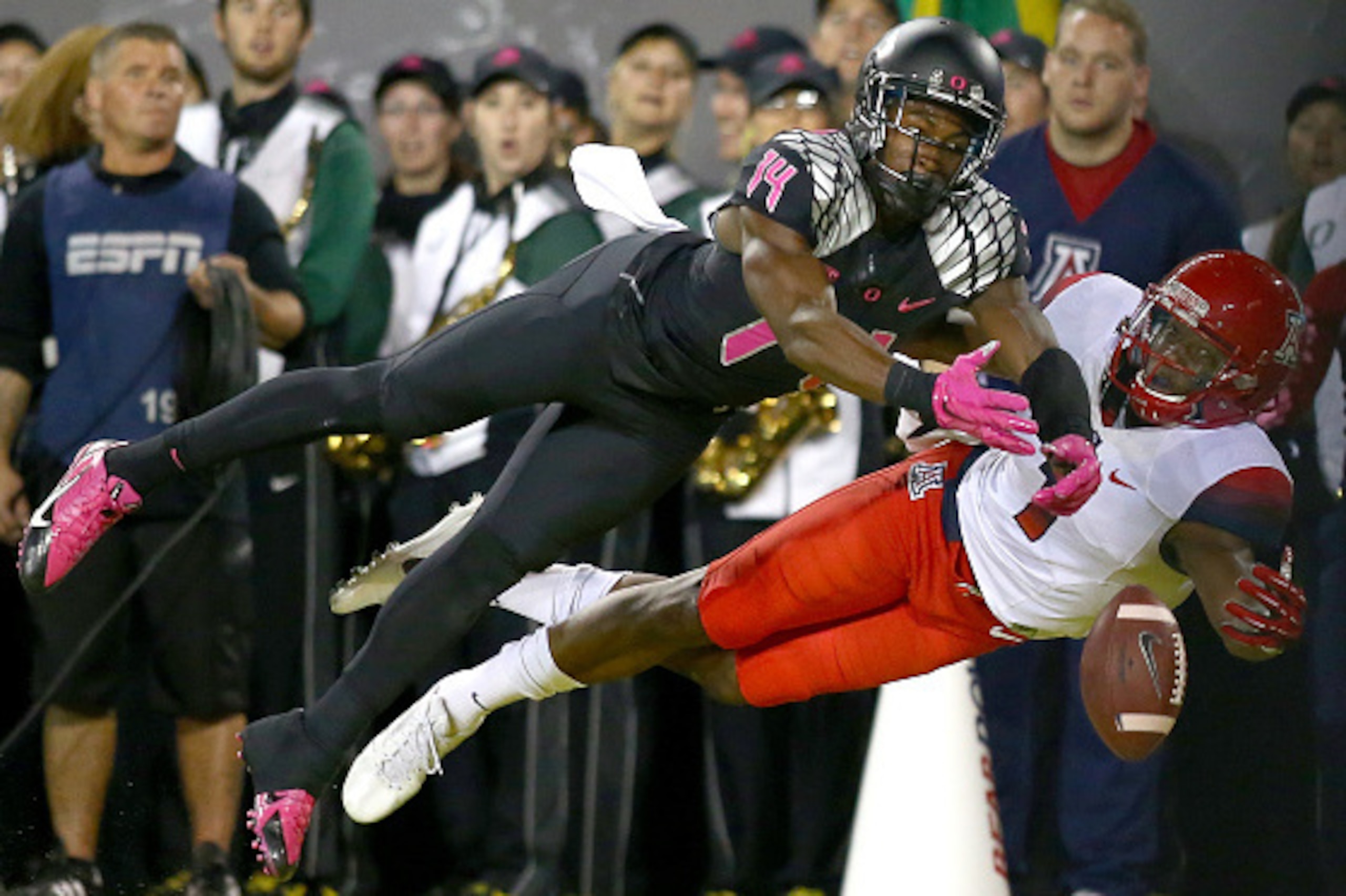 EUGENE, OR - OCTOBER 02:  Ifo Ekpre-Olomu #14 of the Oregon Ducks breaks up a pass to Cayleb Jones #1 of the Arizona Wildcats at Autzen Stadium on October 2, 2014  in Eugene, Oregon.  (Photo by Jonathan Ferrey/Getty Images)