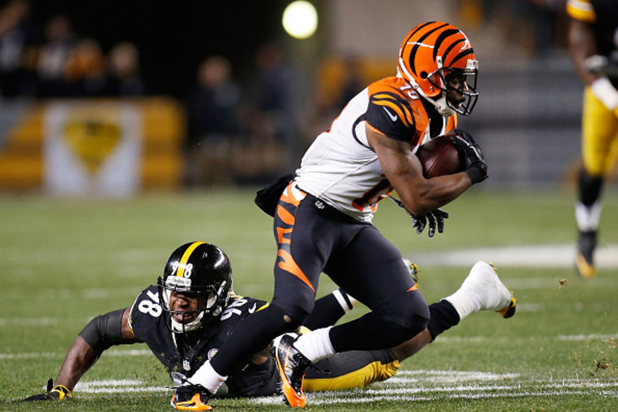 PITTSBURGH, PA - DECEMBER 28:  A.J. Green #18 of the Cincinnati Bengals gets past the defense of Vince Williams #98 of the Pittsburgh Steelers during the second quarter at Heinz Field on December 28, 2014 in Pittsburgh, Pennsylvania.  (Photo by Gregory Sh