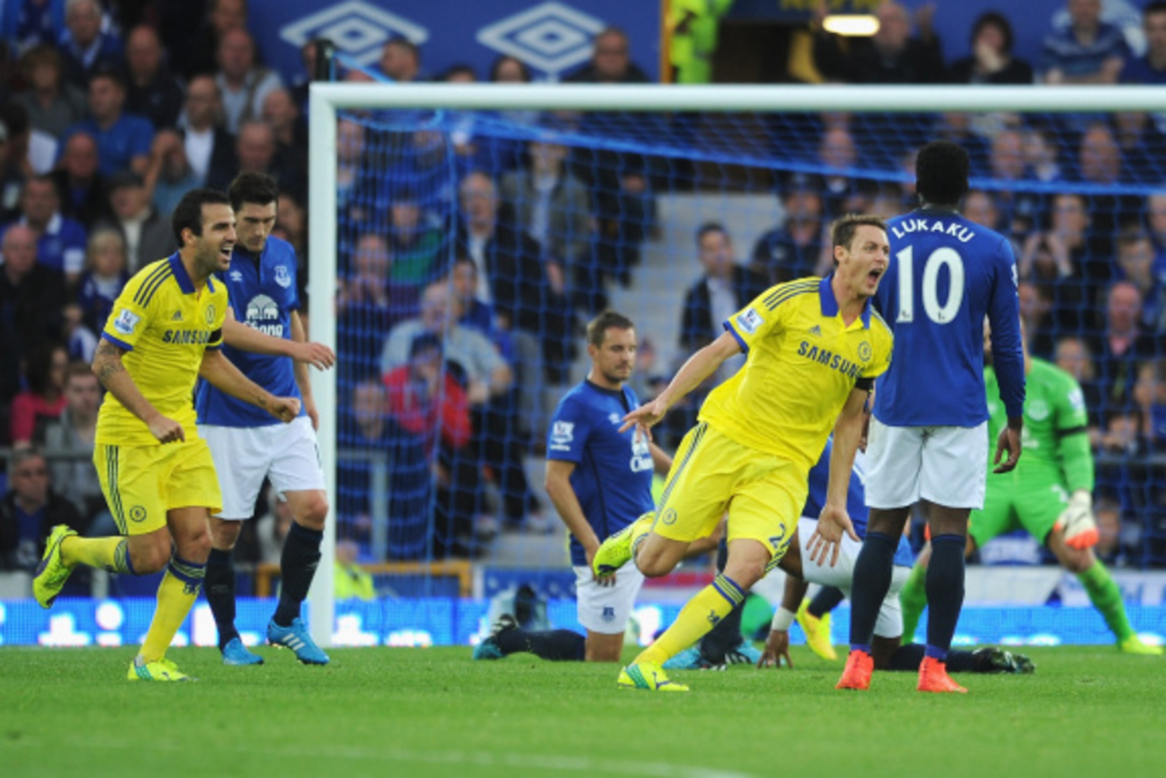 LIVERPOOL, ENGLAND - AUGUST 30:  Nemanja Matic of Chelsea celebrates scoring his goal with Cesc Fabregas (L) of Chelsea during the Barclays Premier League match between Everton and Chelsea at Goodison Park on August 30, 2014 in Liverpool, England.  (Photo