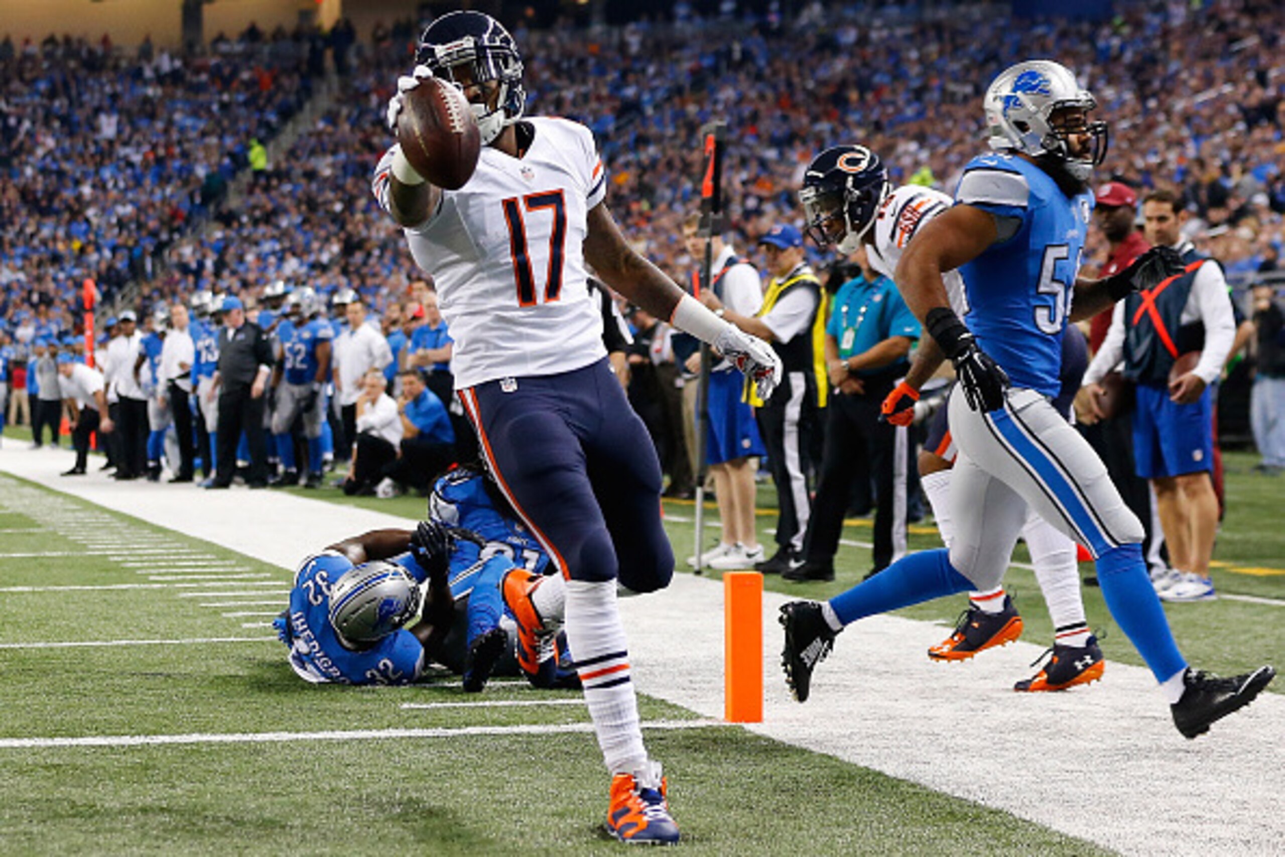 DETROIT, MI - NOVEMBER 27: Alshon Jeffery #17 of the Chicago Bears scores a first quarter touchdown in front of DeAndre Levy #54 of the Detroit Lions at Ford Field on November 27 , 2014 in Detroit, Michigan. (Photo by Leon Halip/Getty Images)