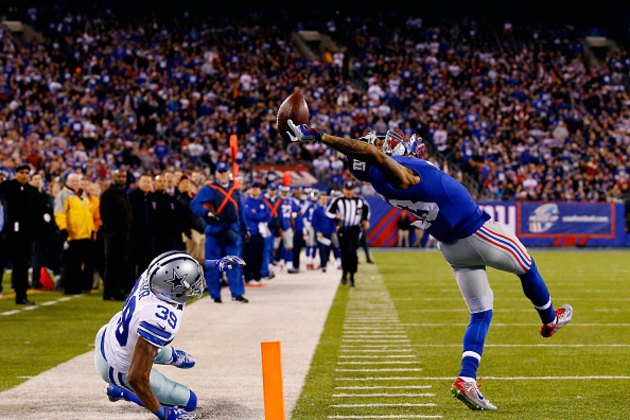 EAST RUTHERFORD, NJ - NOVEMBER 23:  Odell Beckham #13 of the New York Giants scores a touchdown in the second quarter against Brandon Carr #39 of the Dallas Cowboys  at MetLife Stadium on November 23, 2014 in East Rutherford, New Jersey.  (Photo by Al Bel