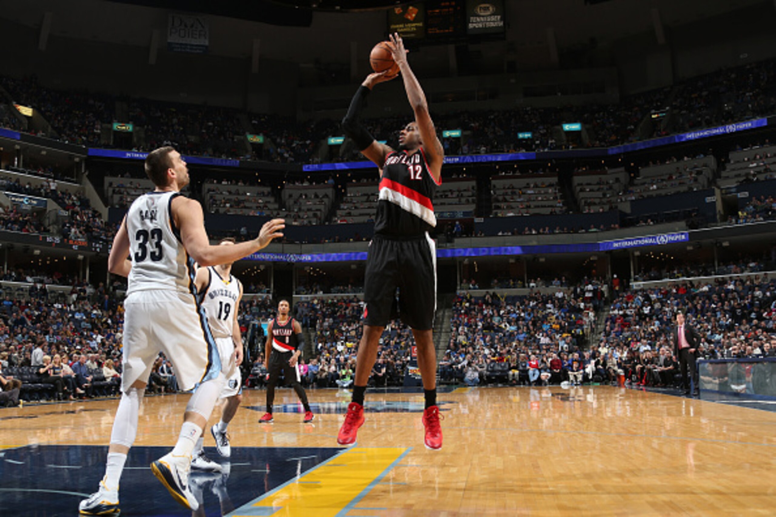 MEMPHIS, TN - JANUARY 17:  LaMarcus Aldridge #12 of the Portland Trail Blazers shoots against the Memphis Grizzlies on January 17, 2015 at the FedExForum in Memphis, Tennessee.  NOTE TO USER: User expressly acknowledges and agrees that, by downloading and