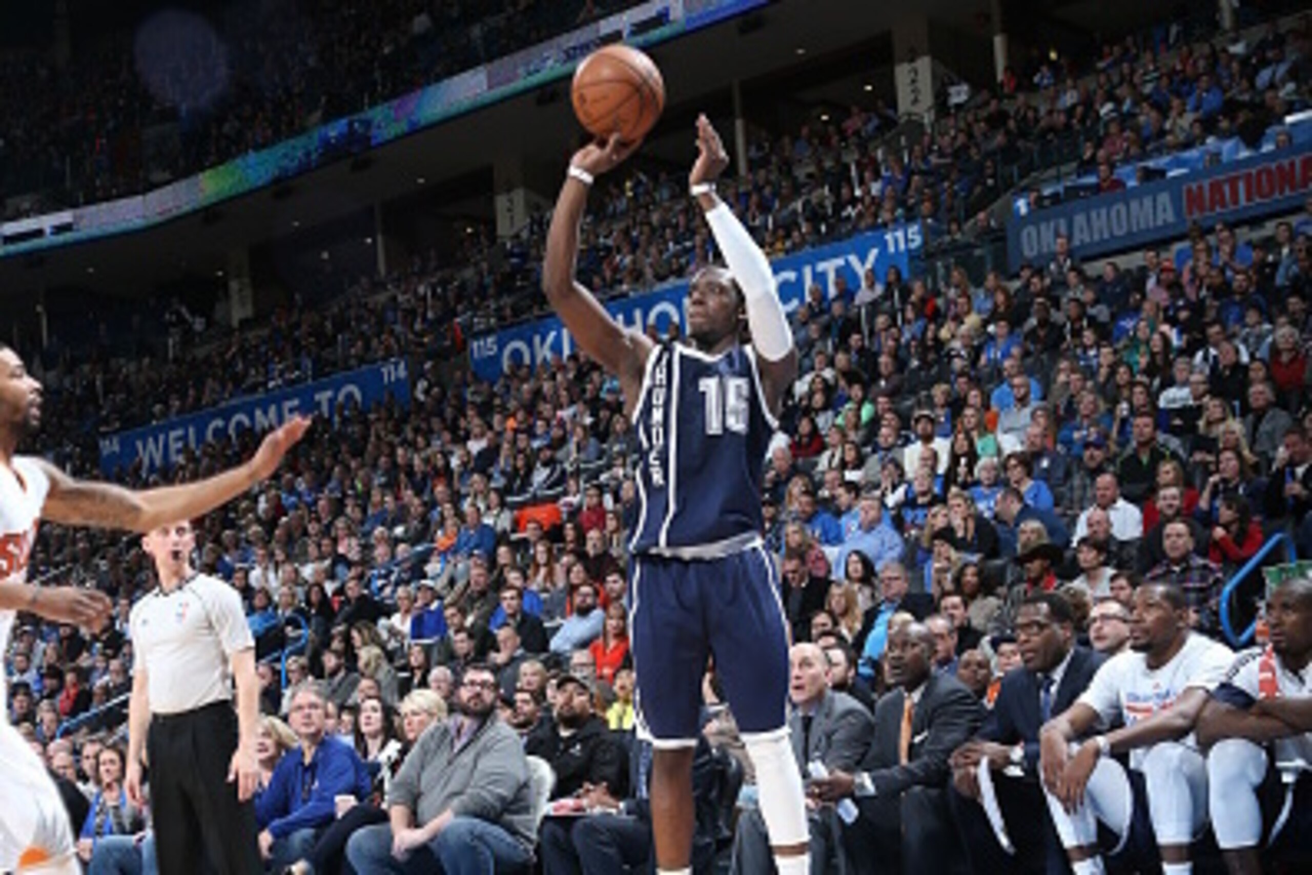 OKLAHOMA CITY, OK - DECEMBER 31:  Reggie Jackson #15 of the Oklahoma City Thunder shoots against the Phoenix Suns on December 31, 2014 at the Chesapeake Energy Arena in Oklahoma City, Oklahoma. NOTE TO USER: User expressly acknowledges and agrees that, by