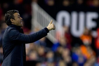 VALENCIA, SPAIN - NOVEMBER 30:  Head coach Luis Enrique Martinez gives instructions during the La Liga match between Valencia CF and FC Barcelona at Estadi de Mestalla on November 30, 2014 in Valencia, Spain.  (Photo by Gonzalo Arroyo Moreno/Getty Images)