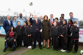 LONDON, ENGLAND - MARCH 22:  Boris Johnson the Mayor of London and players from West Ham pose for a picture during the press conference to announce the future of the Olympic Stadium on March 22, 2013 in London, England. West Ham have been announced as the