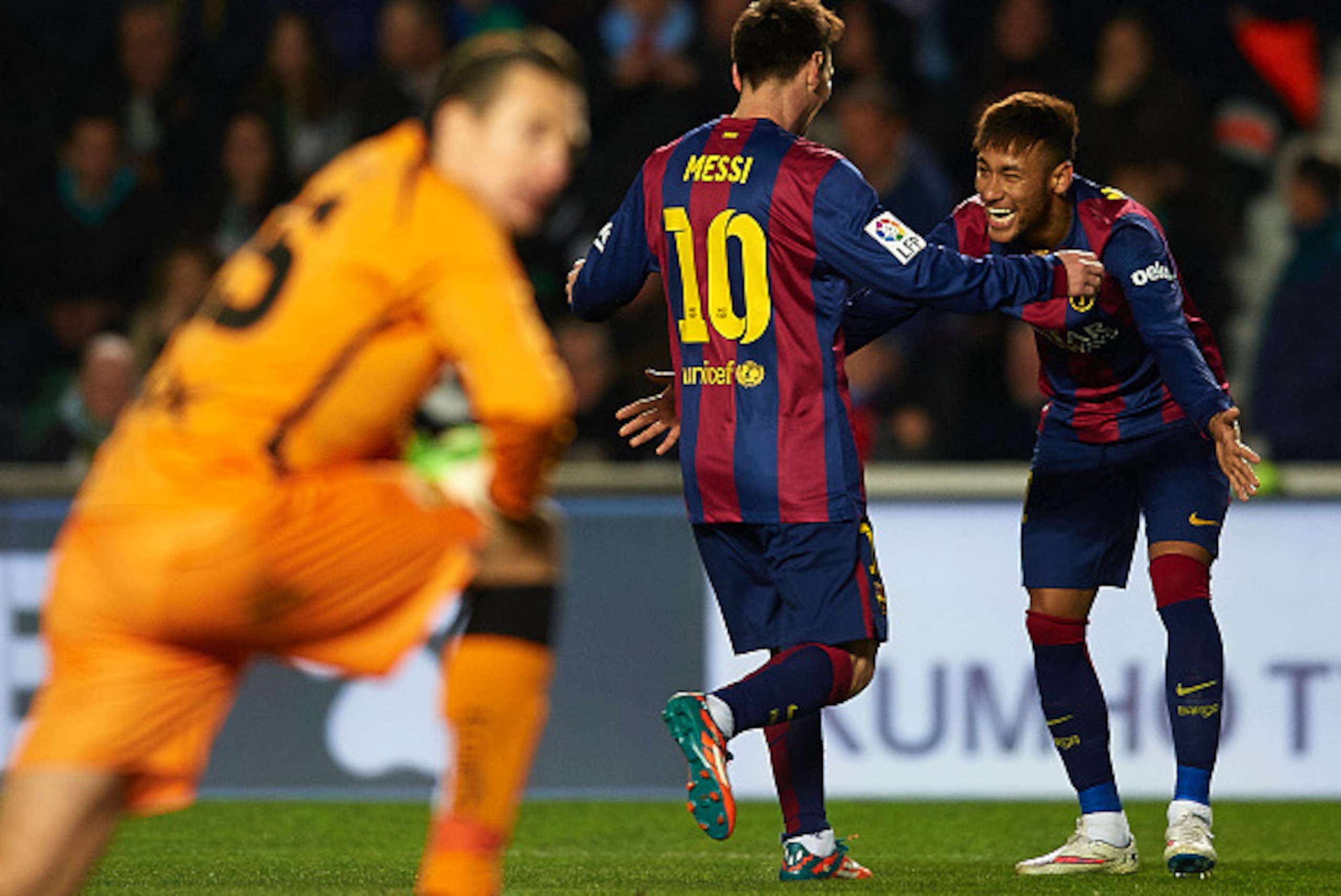 ELCHE, SPAIN - JANUARY 24:  Neymar JR of Barcelona celebrate scoring with his teammate Lionel Messi during the La Liga match between Elche FC and FC Barcelona at Estadio Manuel Martinez Valero on January 24, 2015 in Elche, Spain.  (Photo by Manuel Queimad