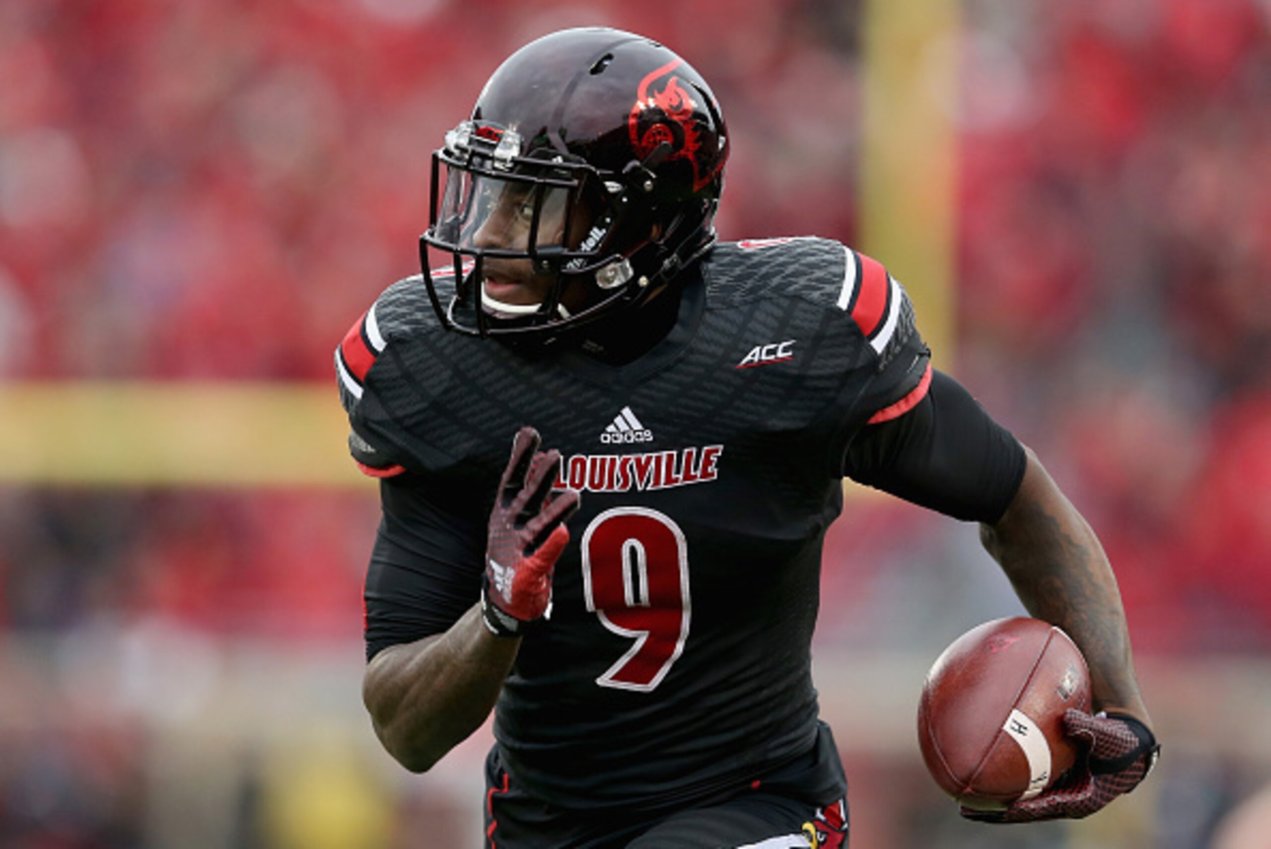LOUISVILLE, KY - NOVEMBER 29: DeVante Parker #9 of the Louisville Cardinals runs for a touchdown during the game against the Kentucky Wildcats at Papa John's Cardinal Stadium on November 29, 2014 in Louisville, Kentucky. (Photo by Andy Lyons/Getty Image LOUISVILLE, KY - NOVEMBER 29: DeVante Parker #9 of the Louisville Cardinals runs for a touchdown during the game against the Kentucky Wildcats at Papa John's Cardinal Stadium on November 29, 2014 in Louisville, Kentucky. (Photo by Andy Lyons/Getty Image