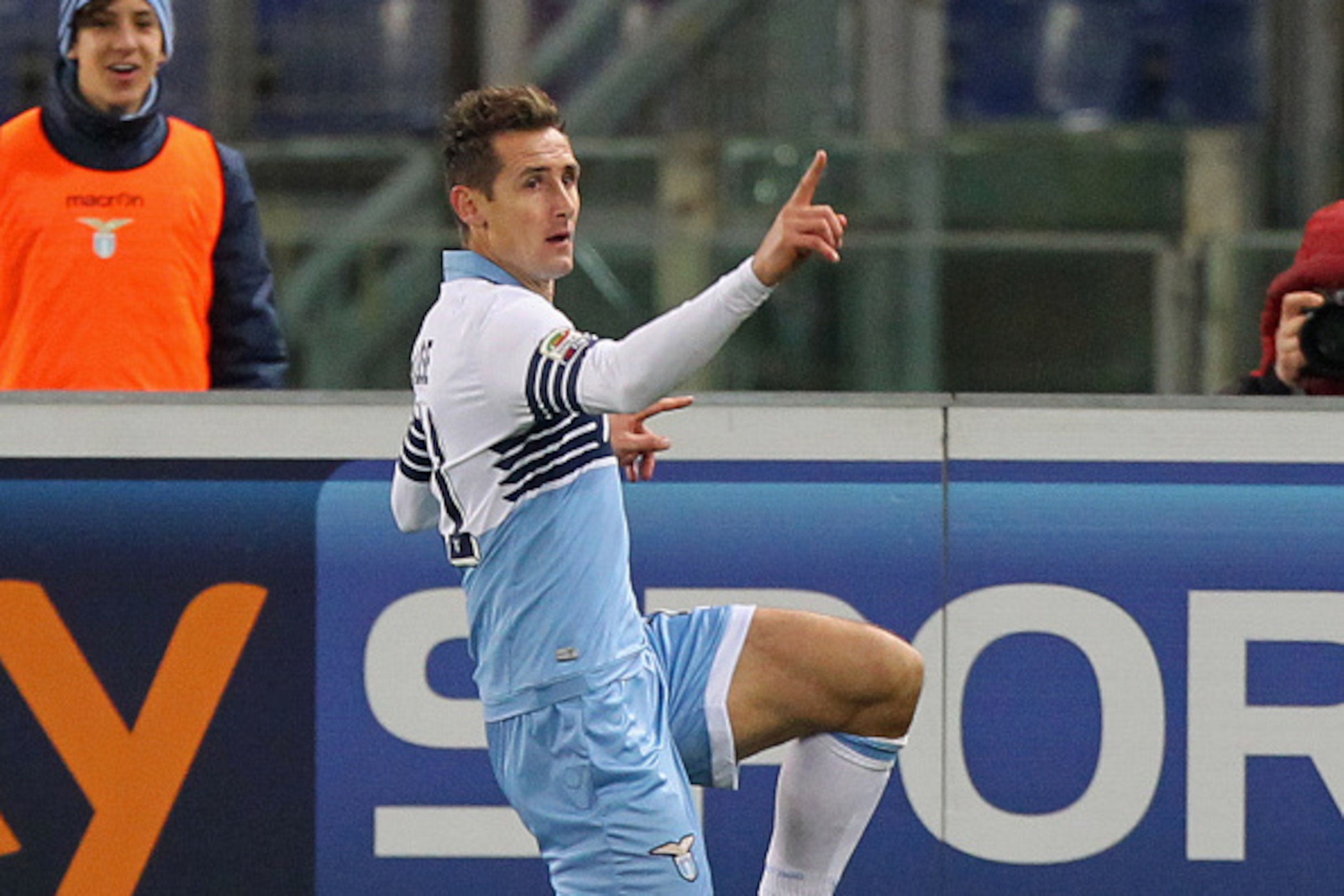 ROME, ITALY - JANUARY 24:  Miroslav Klose of SS Lazio celebrates after scoring the second team's goal during the Serie A match between SS Lazio and AC Milan at Stadio Olimpico on January 24, 2015 in Rome, Italy.  (Photo by Paolo Bruno/Getty Images)
