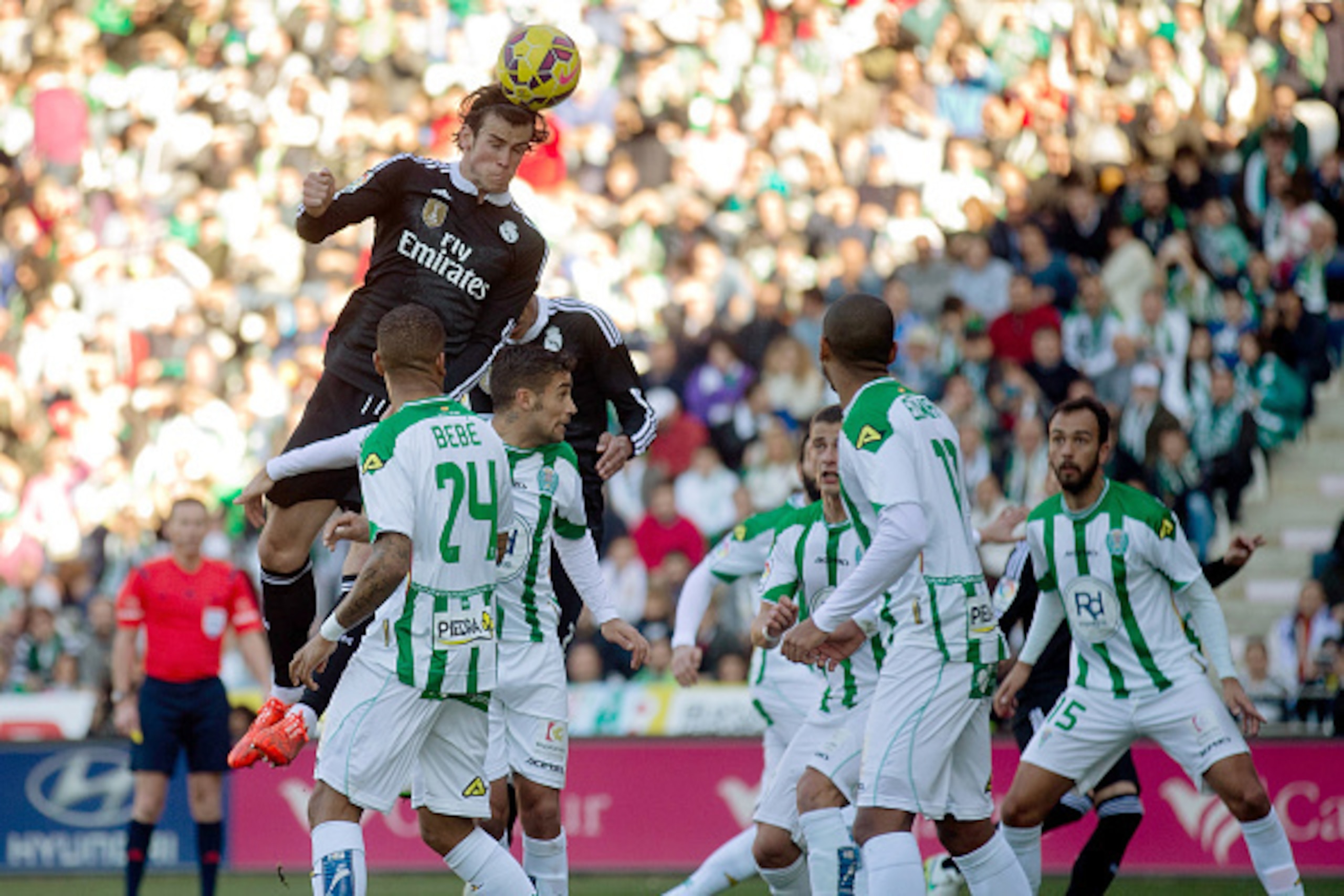 CORDOBA, SPAIN - JANUARY 24: Gareth Bale of Real Madrid CF heads the ball during the La Liga match between Cordoba CF and Real Madrid CF at El Arcangel stadium on January 24, 2015 in Cordoba, Spain.  (Photo by Gonzalo Arroyo Moreno/Getty Images)