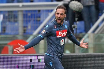 ROME, ITALY - JANUARY 18:  Gonzalo Higuain of SSC Napoli celebrates after scoring the opening goal during the Serie A match between SS Lazio and SSC Napoli at Stadio Olimpico on January 18, 2015 in Rome, Italy.  (Photo by Paolo Bruno/Getty Images)