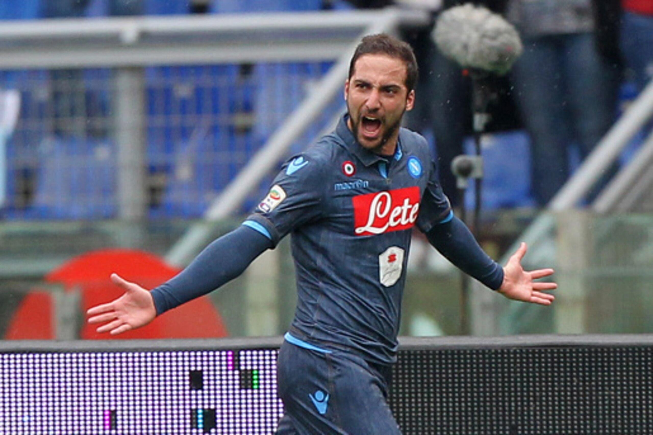 ROME, ITALY - JANUARY 18: Gonzalo Higuain of SSC Napoli celebrates after scoring the opening goal during the Serie A match between SS Lazio and SSC Napoli at Stadio Olimpico on January 18, 2015 in Rome, Italy. (Photo by Paolo Bruno/Getty Images) ROME, ITALY - JANUARY 18: Gonzalo Higuain of SSC Napoli celebrates after scoring the opening goal during the Serie A match between SS Lazio and SSC Napoli at Stadio Olimpico on January 18, 2015 in Rome, Italy. (Photo by Paolo Bruno/Getty Images)