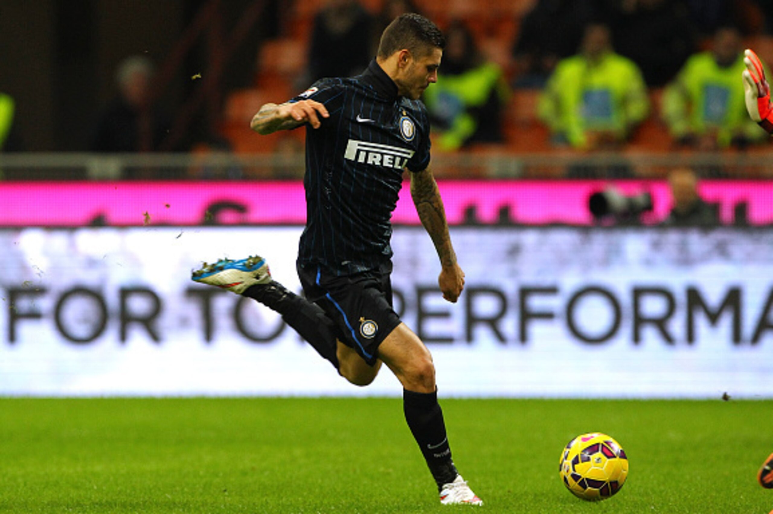 MILAN, ITALY - DECEMBER 07:  Mauro Emanuel Icardi of FC Internazionale Milano scores the opening goal during the Serie A match between FC Internazionale Milano and Udinese Calcio at Stadio Giuseppe Meazza on December 7, 2014 in Milan, Italy.  (Photo by Ma