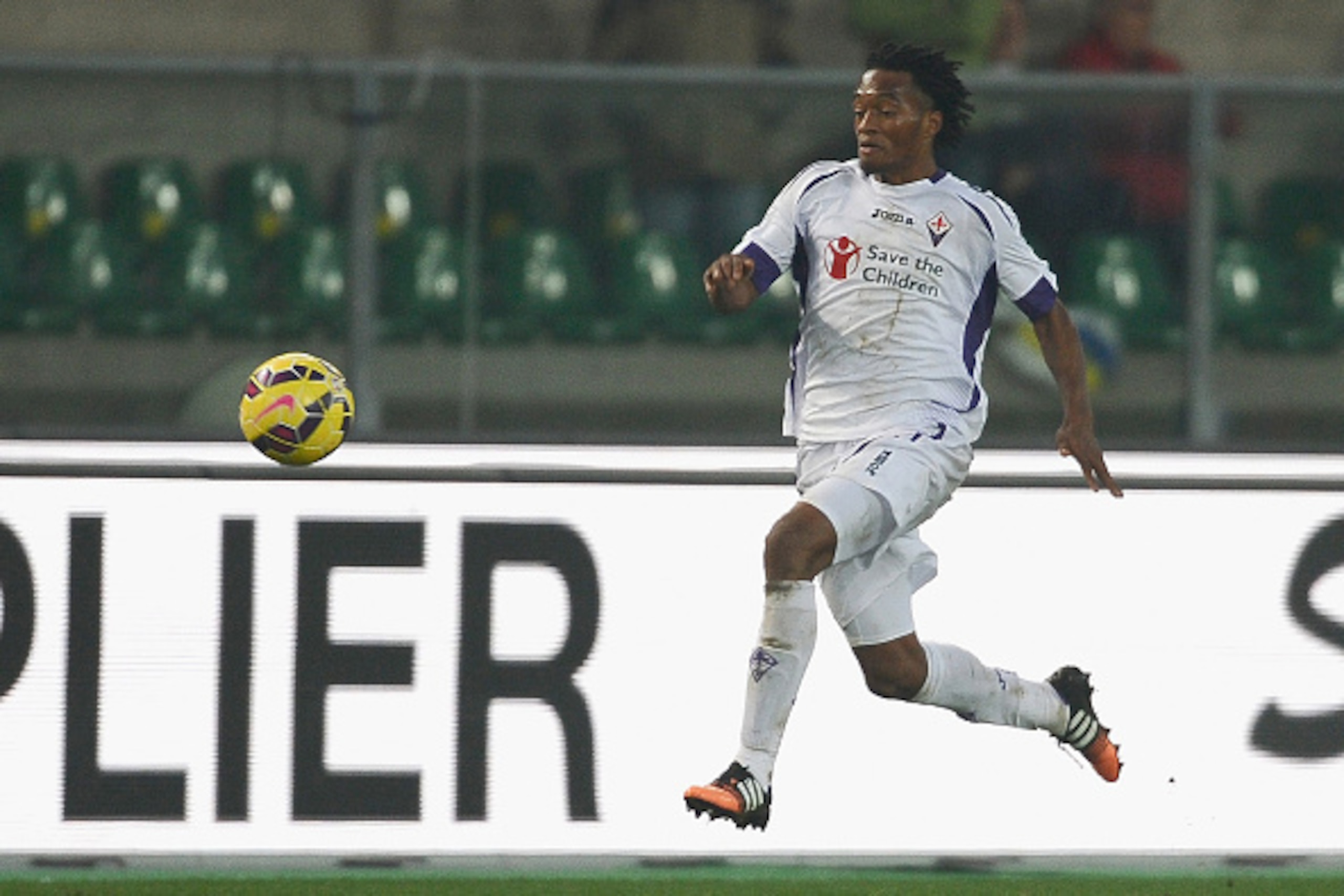 VERONA, ITALY - NOVEMBER 23:  Guillermo Cuadrado # 11 of ACF Fiorentina in action during the Serie A match between Hellas Verona FC and ACF Fiorentina at Stadio Marc'Antonio Bentegodi on November 23, 2014 in Verona, Italy.  (Photo by Mario Carlini / Iguan