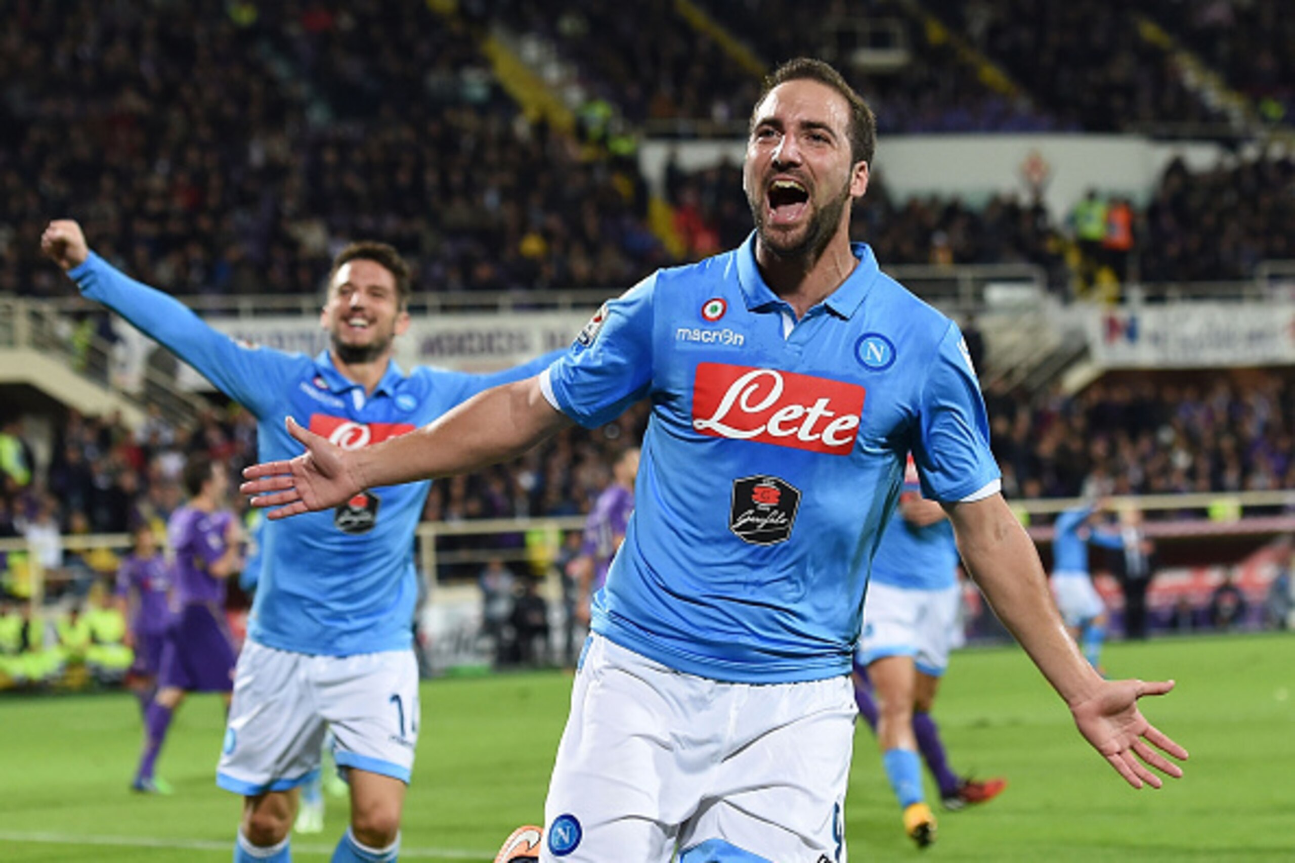 FLORENCE, ITALY - NOVEMBER 09: Gonzalo Higuain of Napoli celebrates after scoring the opening goal during the Serie A match between ACF Fiorentina and SSC Napoli at Stadio Artemio Franchi on November 9, 2014 in Florence, Italy. (Photo by Giuseppe Bellin FLORENCE, ITALY - NOVEMBER 09: Gonzalo Higuain of Napoli celebrates after scoring the opening goal during the Serie A match between ACF Fiorentina and SSC Napoli at Stadio Artemio Franchi on November 9, 2014 in Florence, Italy. (Photo by Giuseppe Bellin