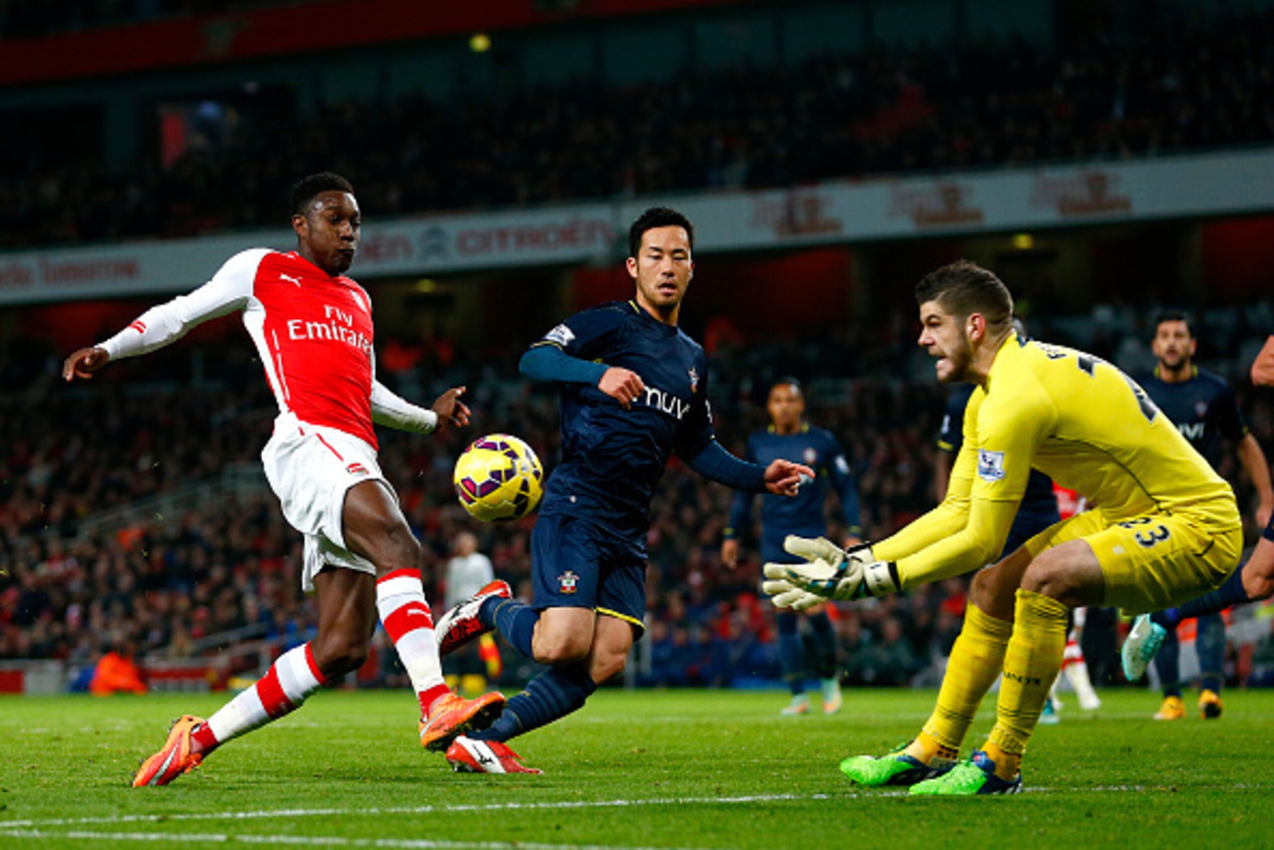 LONDON, ENGLAND - DECEMBER 03:  Danny Welbeck of Arsenal attempts to score in front of Fraser Forster of Southampton during the Barclays Premier League match between Arsenal and Southampton at Emirates Stadium on December 3, 2014 in London, England.  (Pho