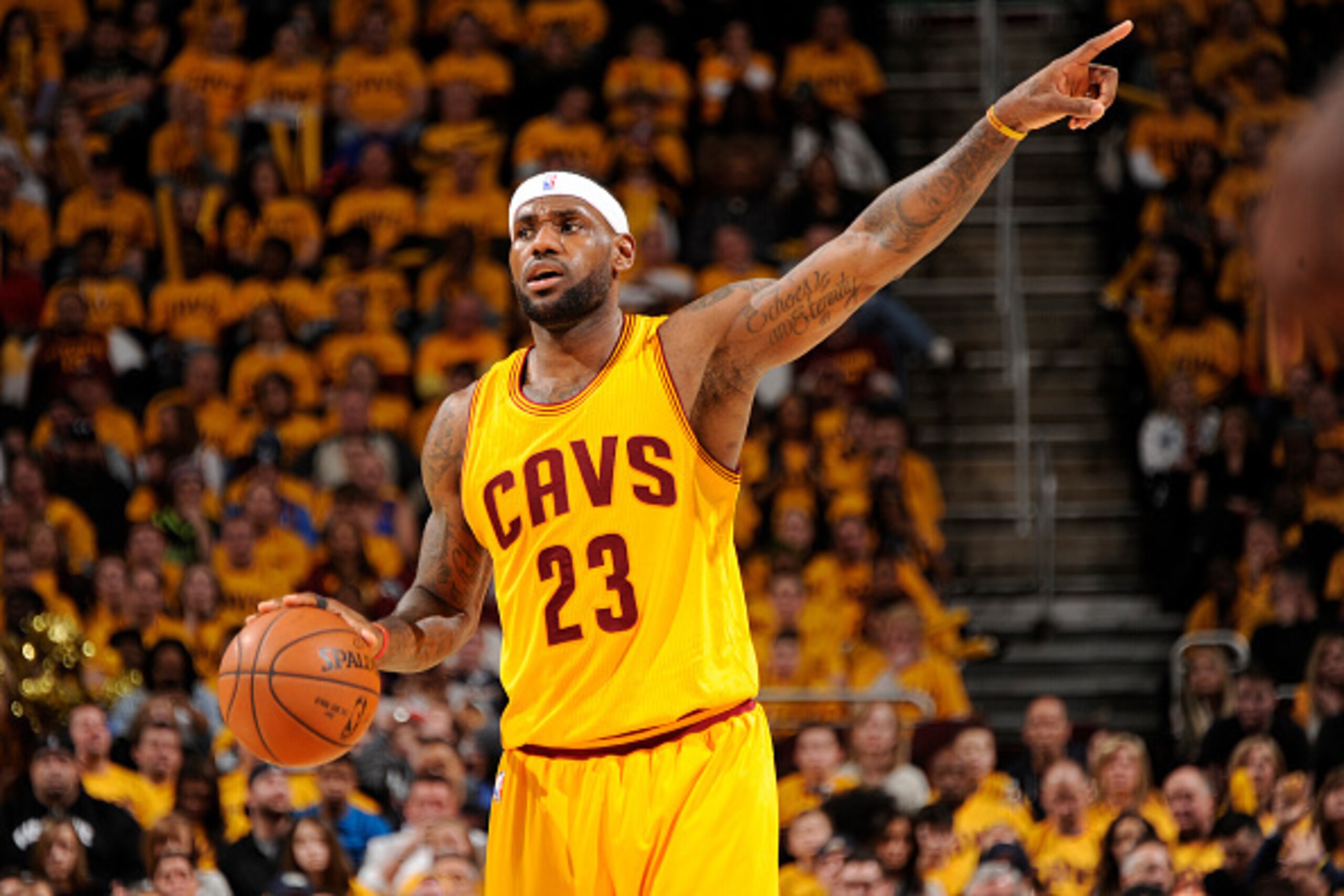 CLEVELAND, OH - JANUARY 25:  LeBron James #23 of the Cleveland Cavaliers handles the ball against the Oklahoma City Thunder during the game on January 25, 2015 at Quicken Loans Arena in Cleveland, Ohio. NOTE TO USER: User expressly acknowledges and agrees