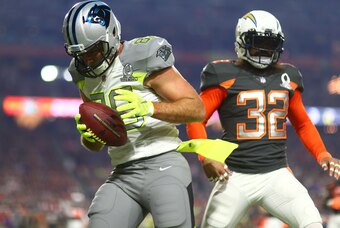 Jan 25, 2015; Phoenix, AZ, USA; Team Carter tight end Greg Olsen of the Carolina Panthers (88) catches a touchdown pass against Team Irvin free safety Eric Weddle of the San Diego Chargers (32) in the 2015 Pro Bowl at University of Phoenix Stadium. Mandat
