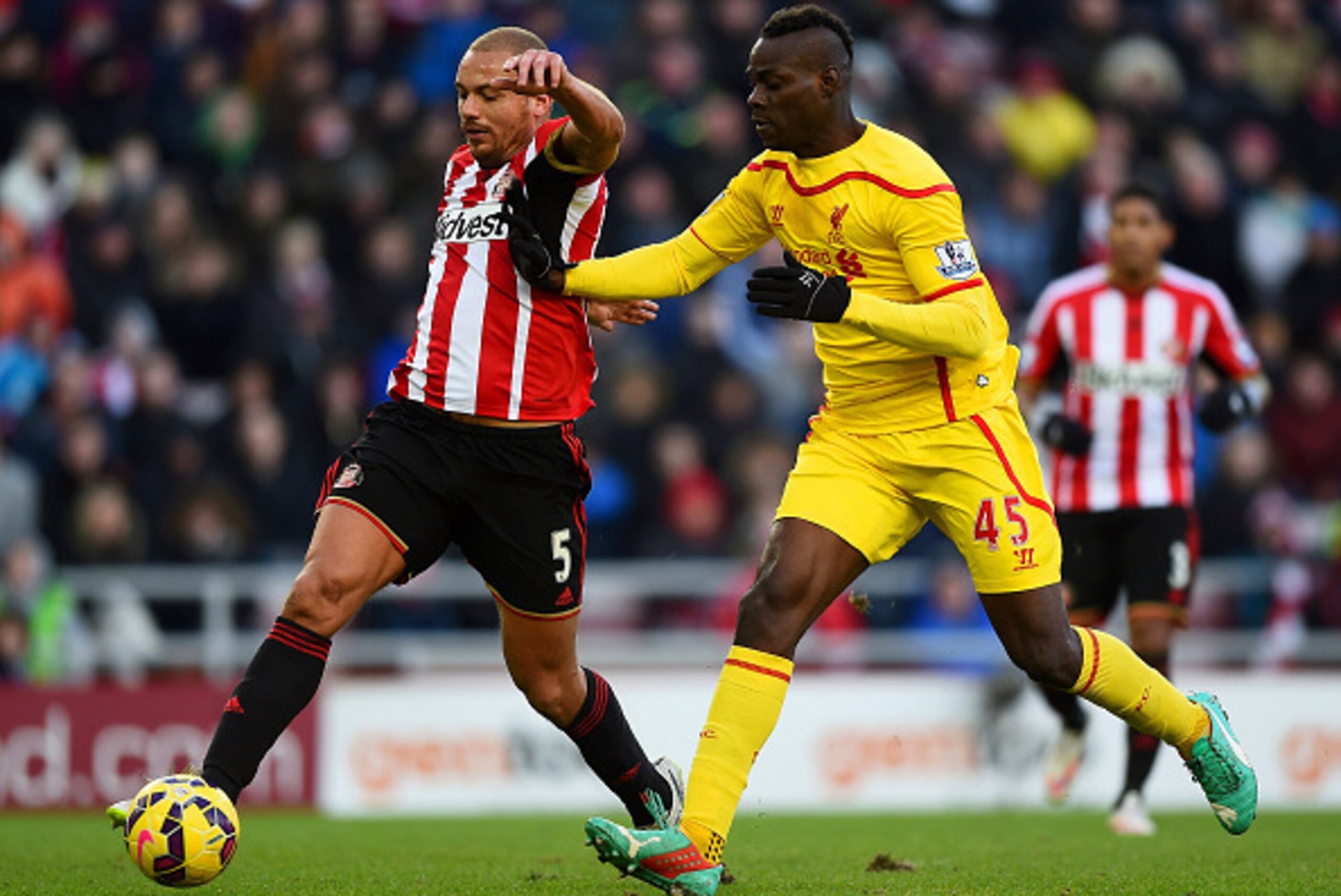 SUNDERLAND, ENGLAND - JANUARY 10:  Mario Balotelli of Liverpool battles for the ball with Wes Brown of Sunderland during the Barclays Premier League match between Sunderland and Liverpool at Stadium of Light on January 10, 2015 in Sunderland, England.  (P
