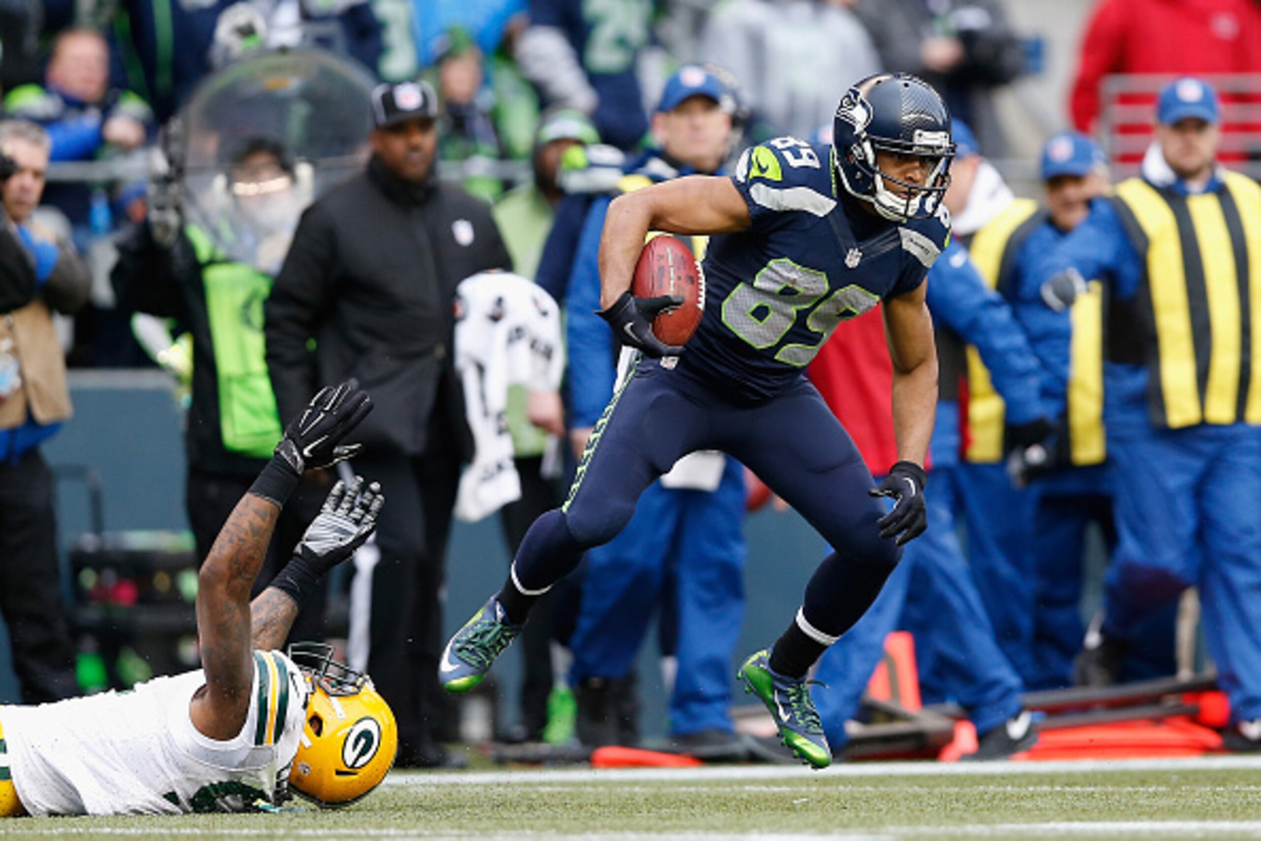 SEATTLE, WA - JANUARY 18:  Wide receiver Doug Baldwin #89 of the Seattle Seahawks runs with the football after a reception against the Green Bay Packers the 2015 NFC Championship game at CenturyLink Field on January 18, 2015 in Seattle, Washington. The Se