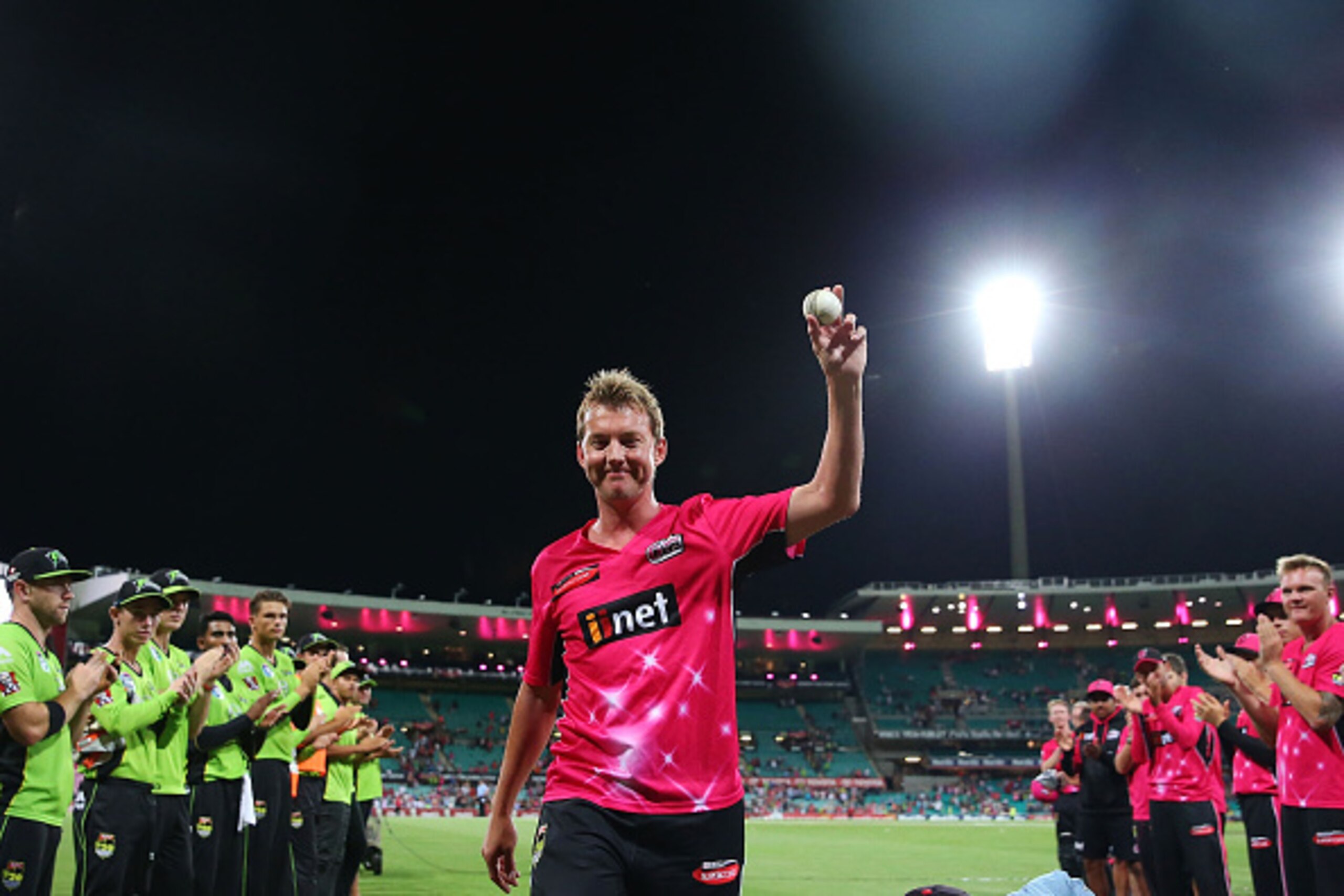 SYDNEY, AUSTRALIA - JANUARY 22:  Brett Lee of the Sixers is given a guard of honour as he walks from the field for the last time at the SCG following the Big Bash League match between the Sydney Sixers and the Sydney Thunder at Sydney Cricket Ground on Ja