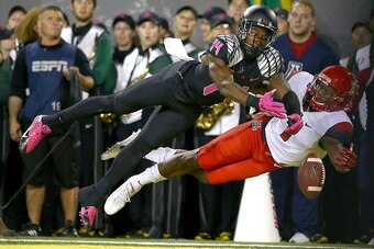 EUGENE, OR - OCTOBER 02:  Ifo Ekpre-Olomu #14 of the Oregon Ducks breaks up a pass to Cayleb Jones #1 of the Arizona Wildcats at Autzen Stadium on October 2, 2014  in Eugene, Oregon.  (Photo by Jonathan Ferrey/Getty Images)