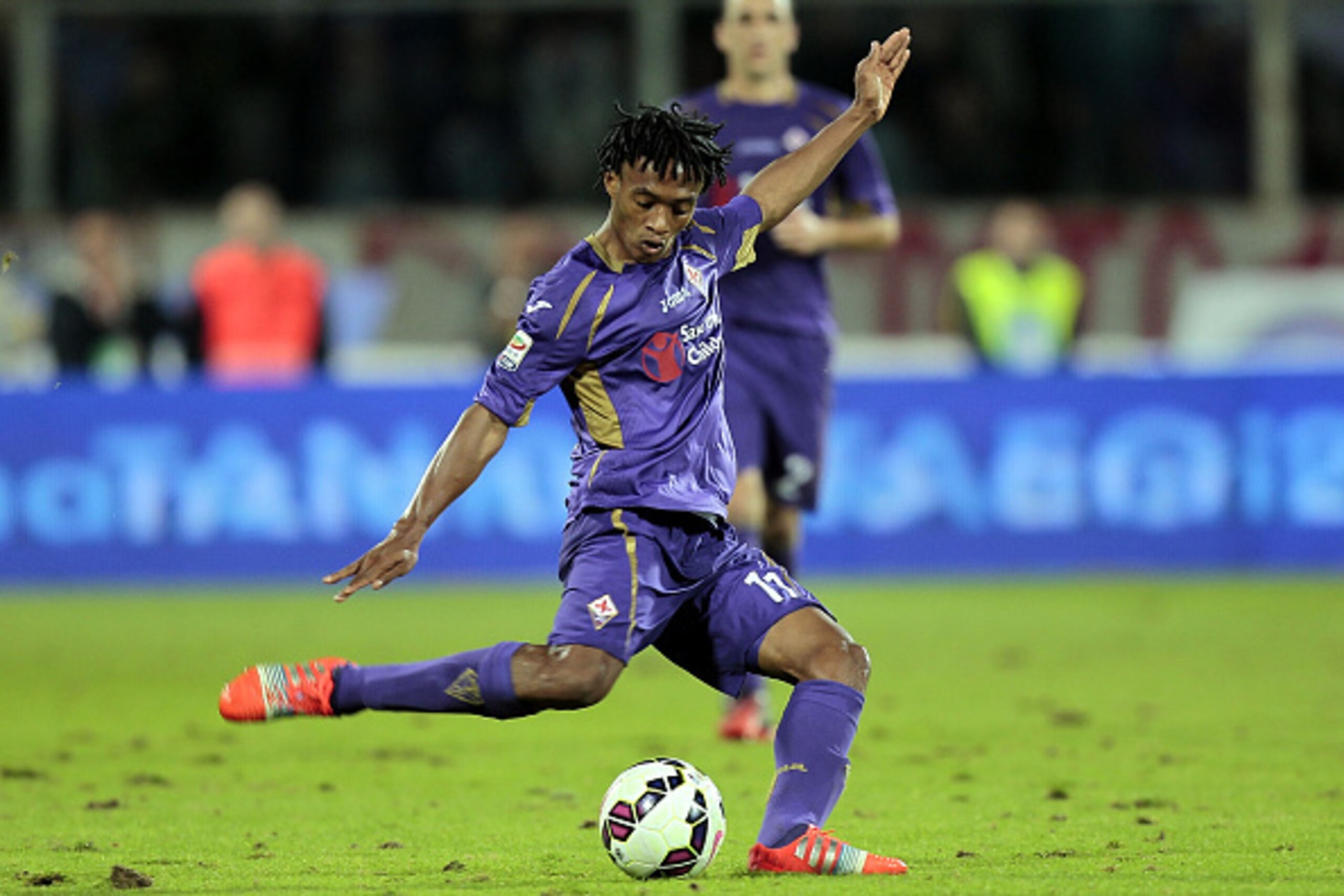 FLORENCE, ITALY - SEPTEMBER 24: Guillermo Cuadrado of ACF Fiorentina in action during the Serie A match between ACF Fiorentina and US Sassuolo Calcio at Stadio Artemio Franchi on September 24, 2014 in Florence, Italy. (Photo by Gabriele Maltinti/Getty Im FLORENCE, ITALY - SEPTEMBER 24: Guillermo Cuadrado of ACF Fiorentina in action during the Serie A match between ACF Fiorentina and US Sassuolo Calcio at Stadio Artemio Franchi on September 24, 2014 in Florence, Italy. (Photo by Gabriele Maltinti/Getty Im