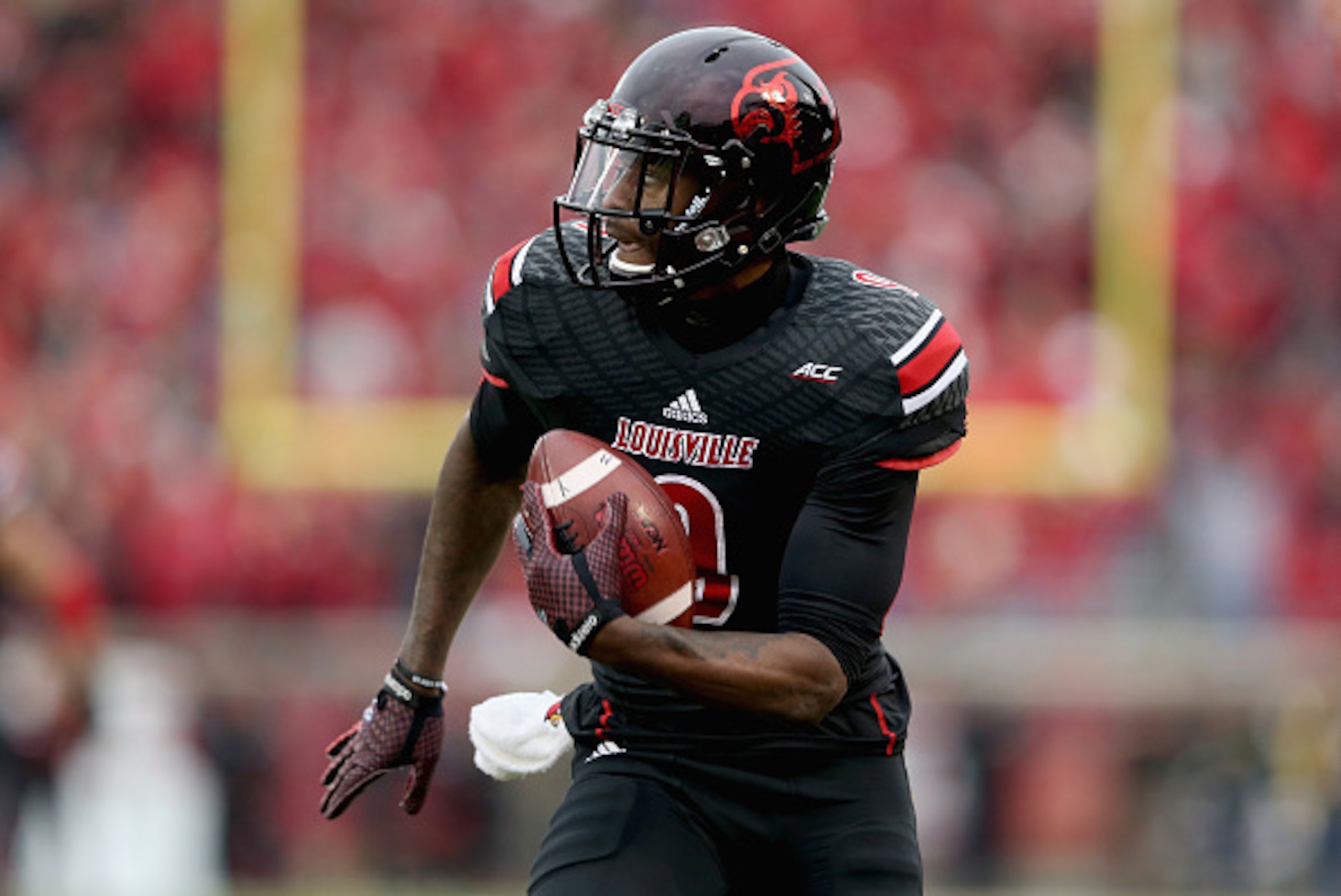 LOUISVILLE, KY - NOVEMBER 29:  DeVante Parker #9 of the Louisville Cardinals runs for a touchdown during the game against the Kentucky Wildcats at Papa John's Cardinal Stadium on November 29, 2014 in Louisville, Kentucky.  (Photo by Andy Lyons/Getty Image