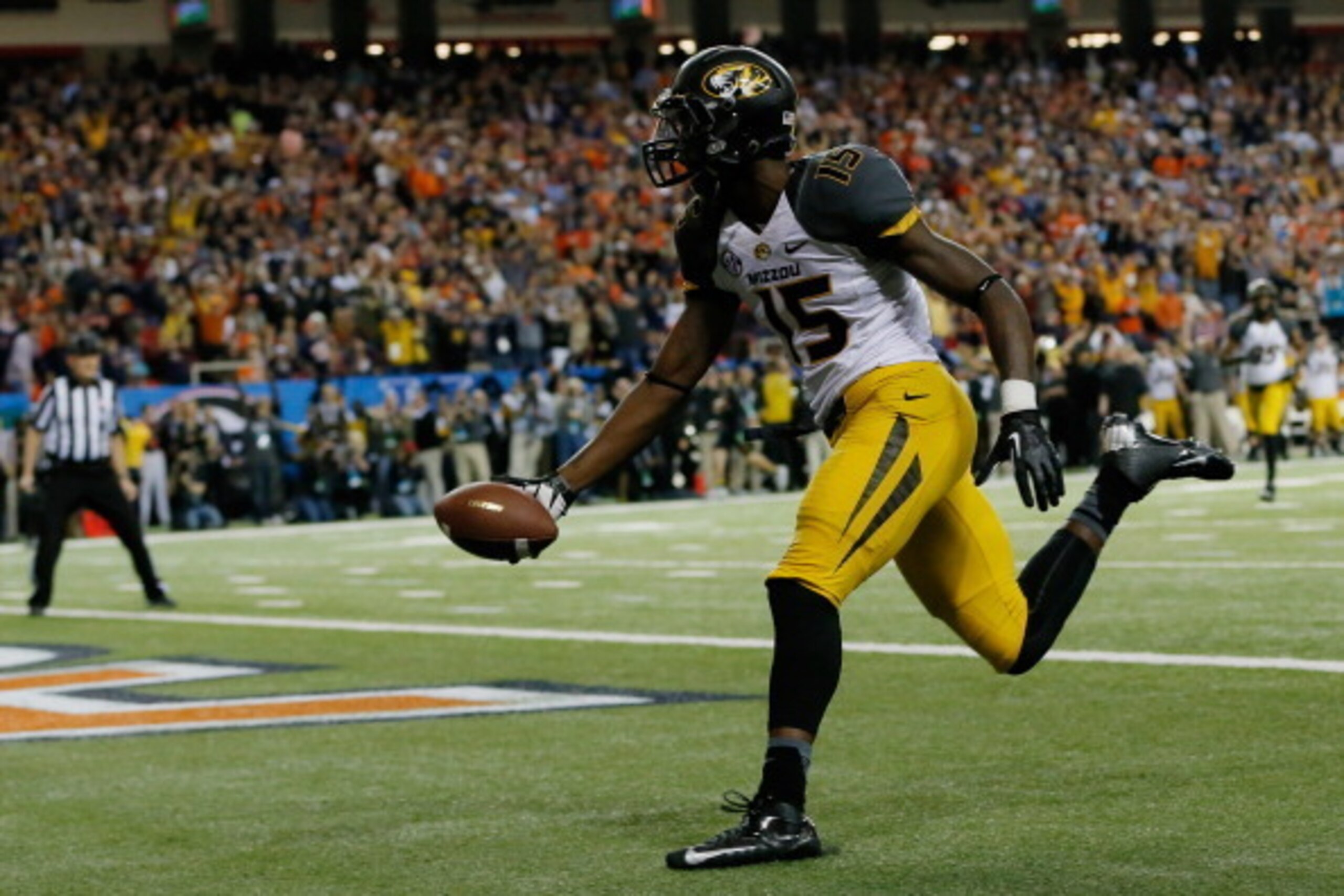 ATLANTA, GA - DECEMBER 07: Dorial Green-Beckham #15 of the Missouri Tigers scores a touchdown in the second quarter against the Auburn Tigers during the SEC Championship Game at Georgia Dome on December 7, 2013 in Atlanta, Georgia.  (Photo by Kevin C. Cox