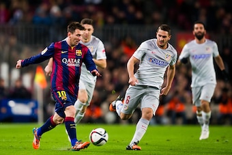BARCELONA, SPAIN - JANUARY 21:  Lionel Messi of FC Barcelona plays the ball next to Jorge Resurreccion 'Koke' of Club Atletico de Madrid during the Copa del Rey Quarter-Final First Leg match between FC Barcelona and Club Atletico de Madrid at Camp Nou on 