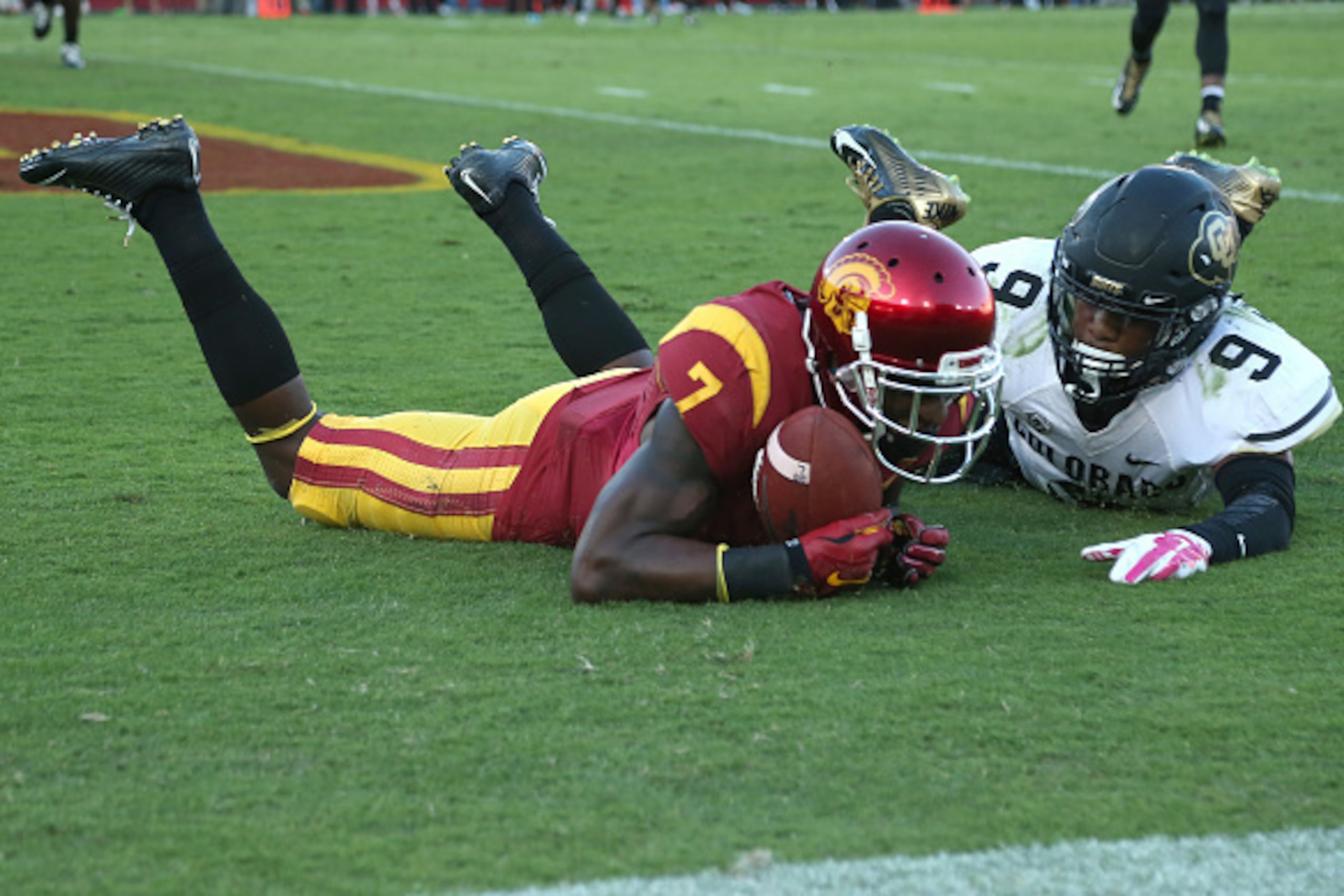 LOS ANGELES, CA - OCTOBER 18:  Wide receiver Steven Mitchell #7 of the USC Trojans makes diving catch in the end zone on a 24 yard touchdown pass play against safety Tedric Thompson #9 of the Colorado Buffaloes in the third quarter at Los Angeles Memorial