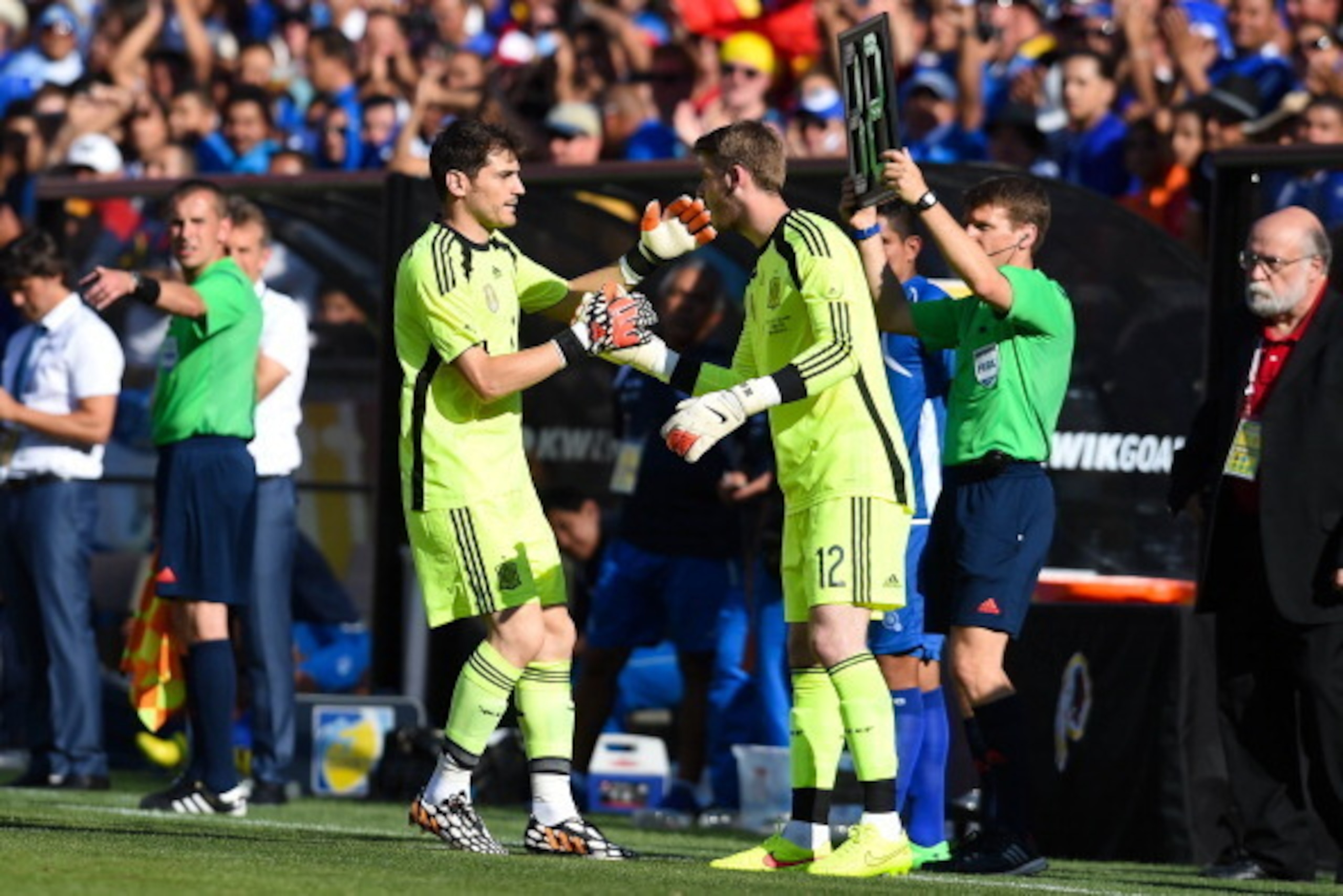 LANDOVER, MD - JUNE 07: Iker Casillas of Spain comes off by David de Gea of Spain during an international friendly match between El Salvador and Spain at FedExField on June 7, 2014 in Landover, Maryland. (Photo by David Ramos/Getty Images) LANDOVER, MD - JUNE 07: Iker Casillas of Spain comes off by David de Gea of Spain during an international friendly match between El Salvador and Spain at FedExField on June 7, 2014 in Landover, Maryland. (Photo by David Ramos/Getty Images)